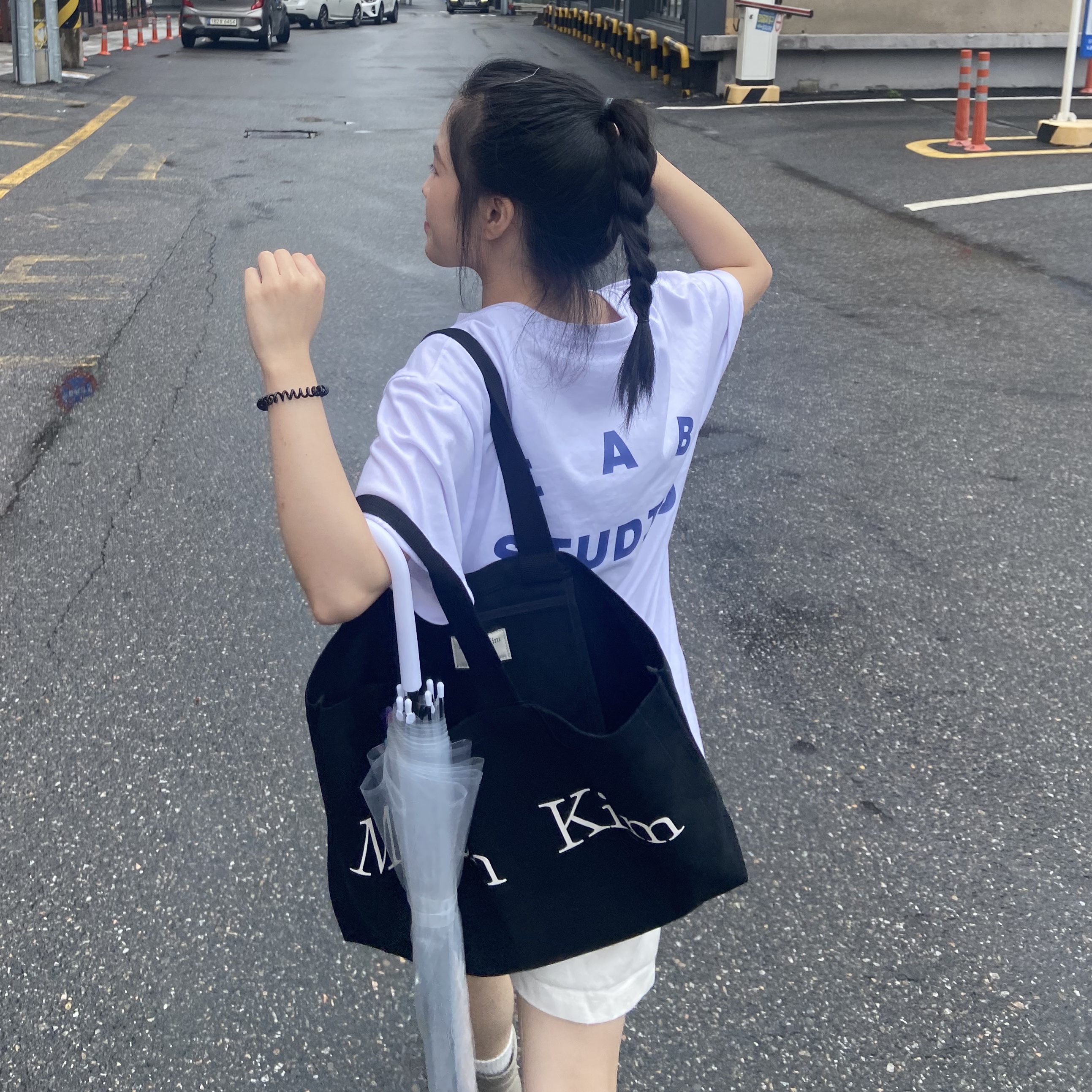 IAB Studio T-Shirt White Navy - 22FW, Matin Kim Matin Logo Ecobag Black 착용 스타일 - 1
