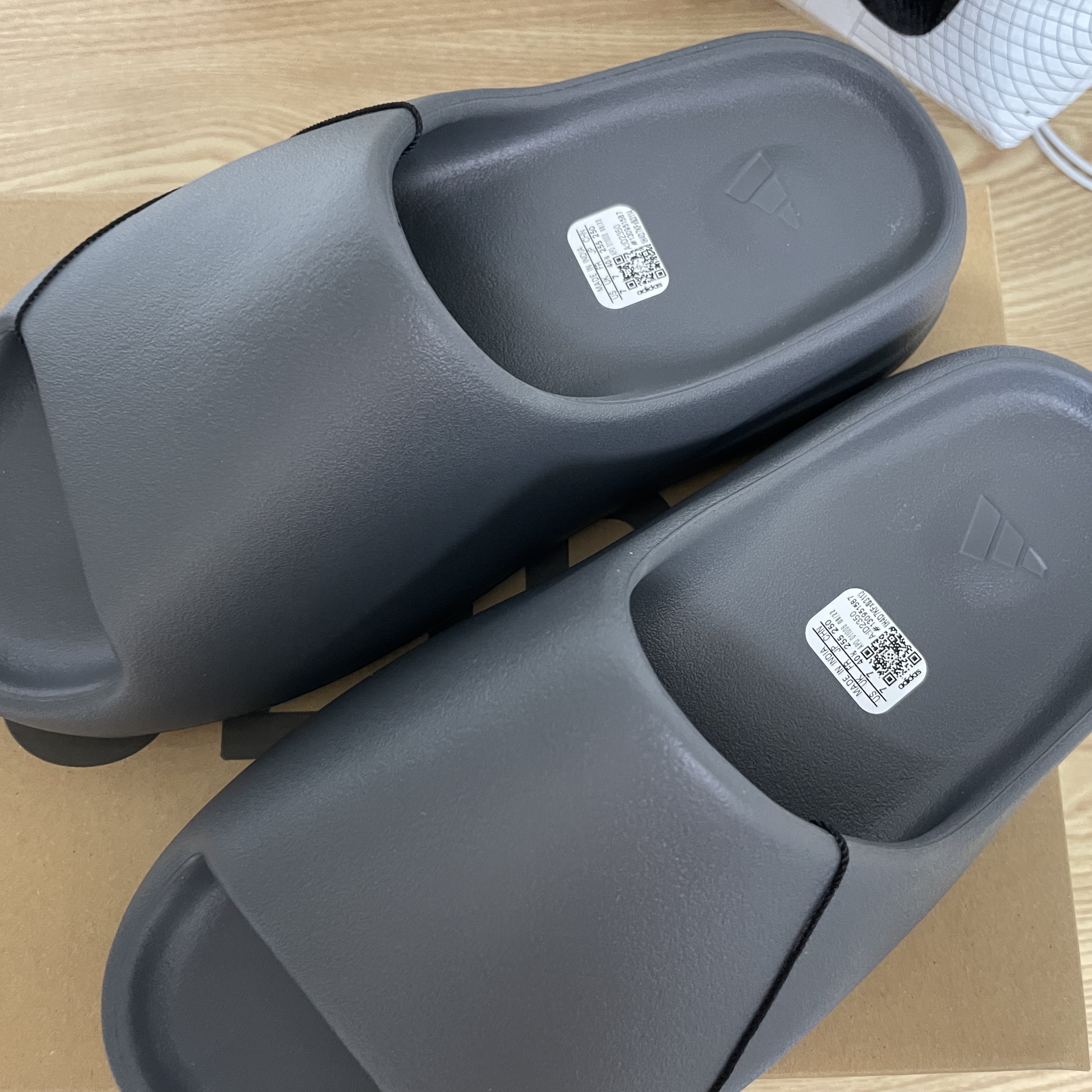 Adidas Yeezy Slide Slate Grey 착용 스타일 - 2