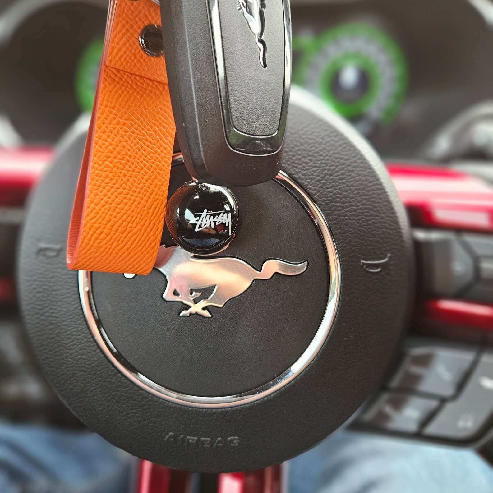 Stussy 8 Ball Keychain Black 착용 스타일