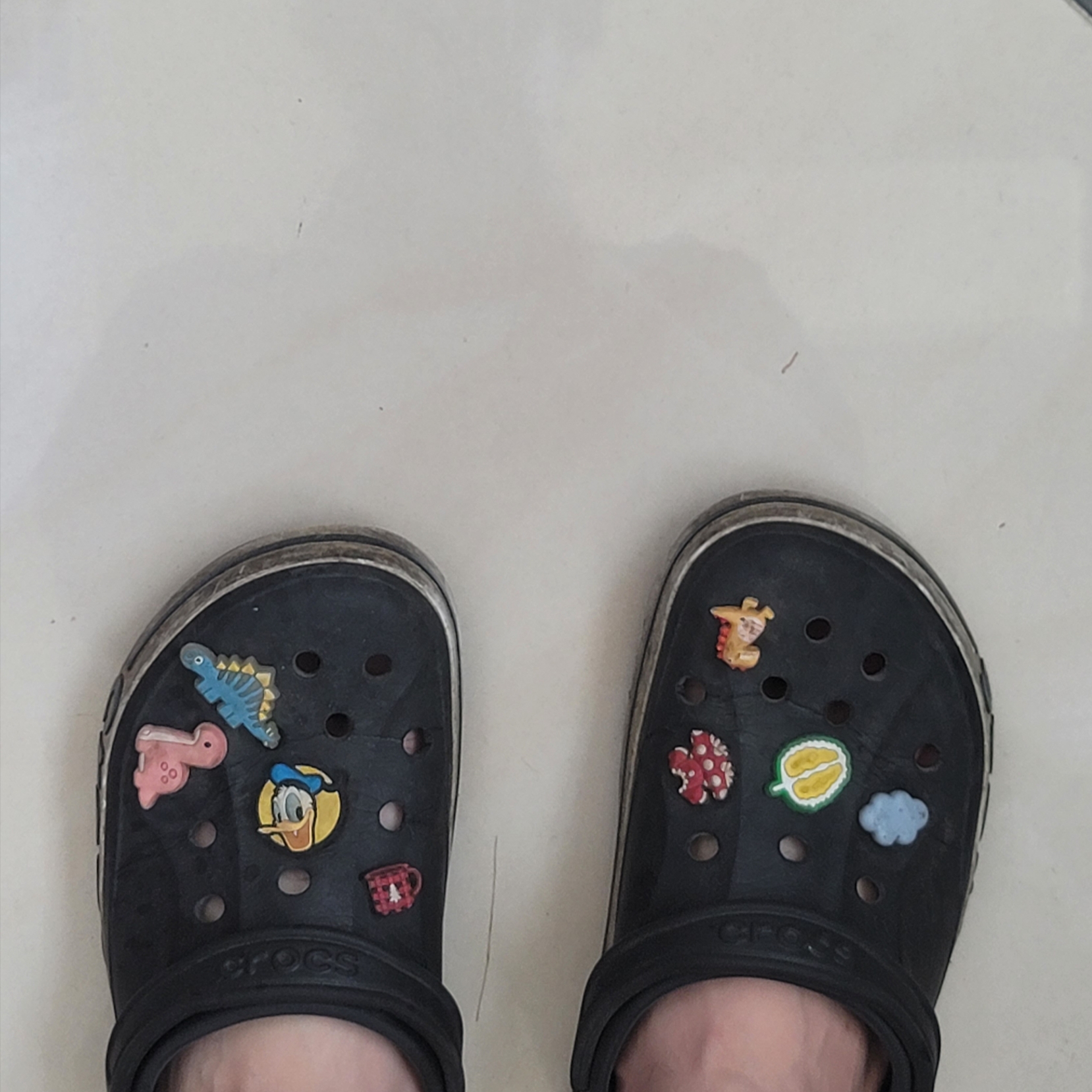 Crocs Bayaband Clog Black White 착용 스타일 - 2