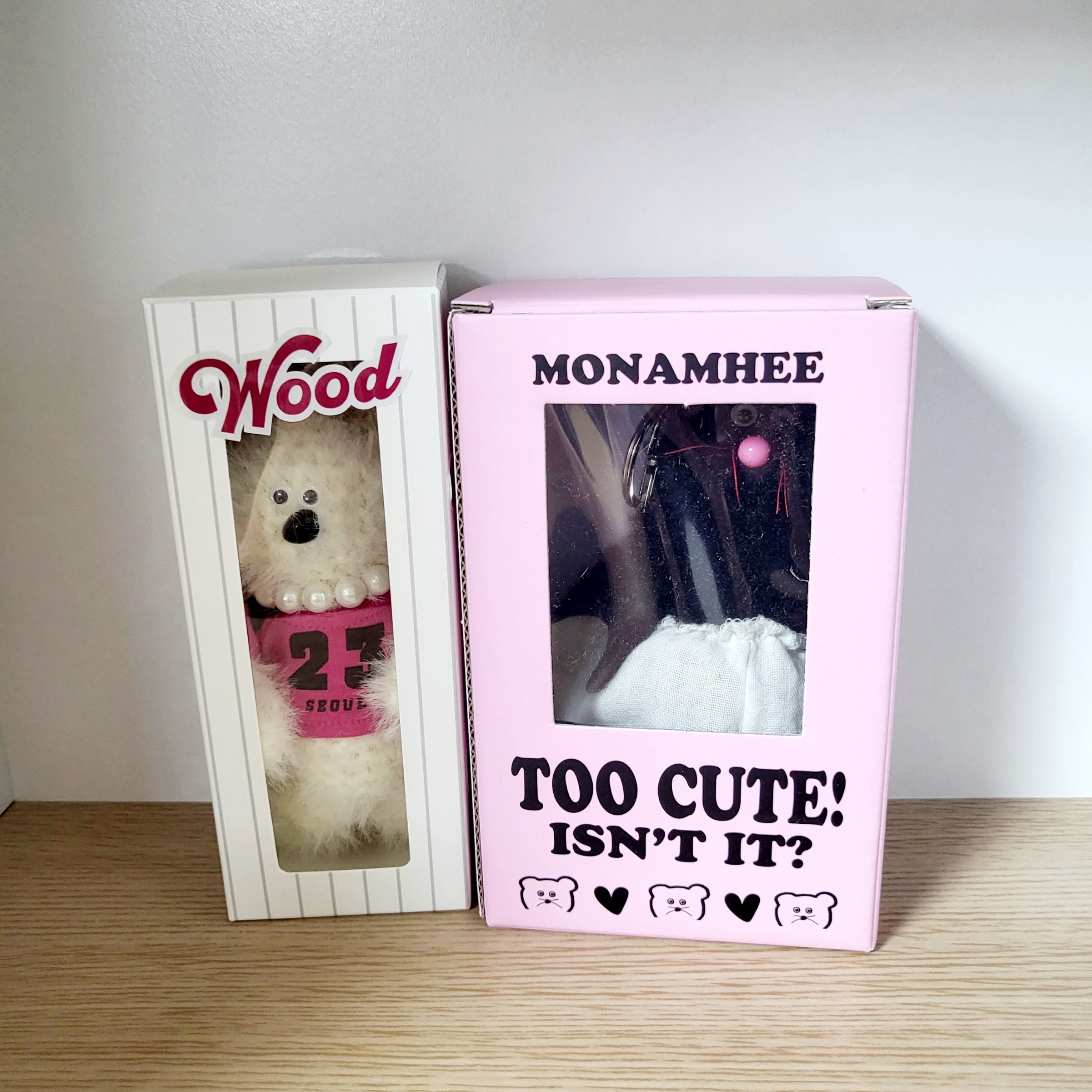 Margesherwood Wood Keyring with T-Shirt White Pink 착용 스타일