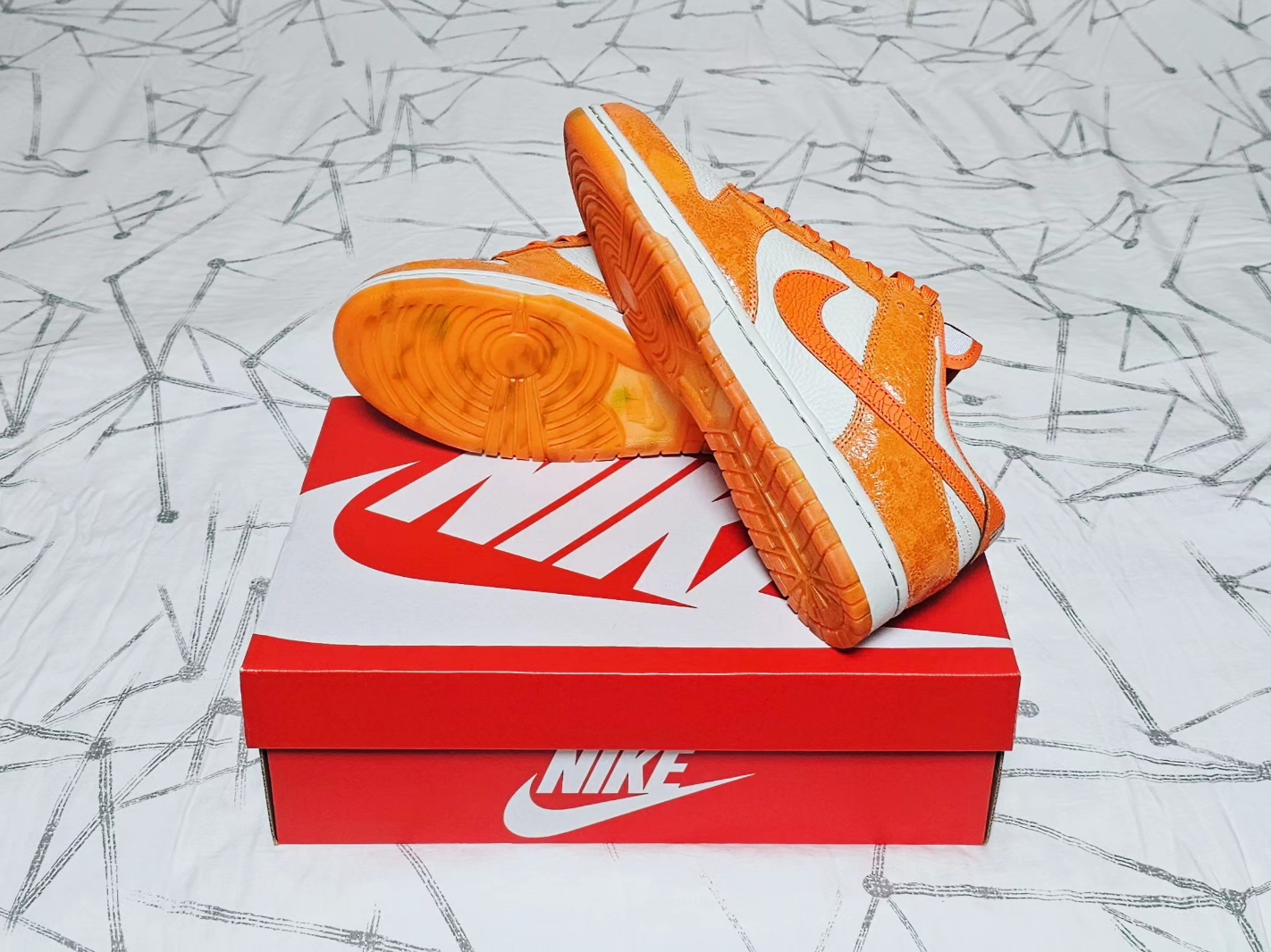(W) Nike Dunk Low Total Orange 착용 스타일 - 4