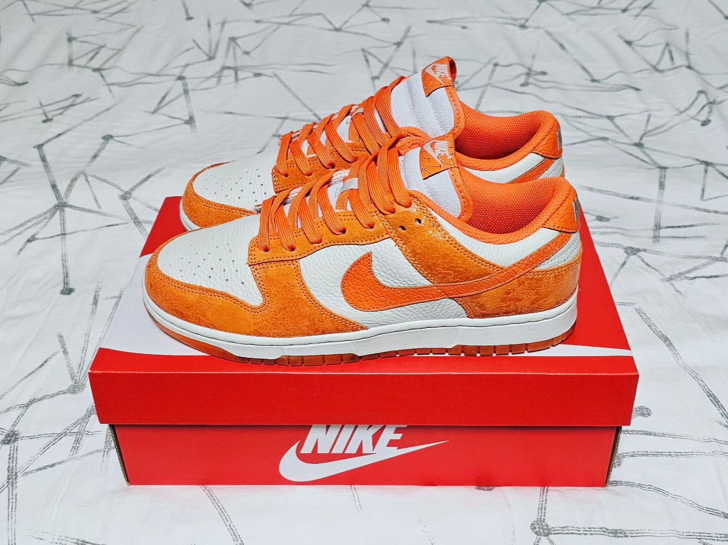 (W) Nike Dunk Low Total Orange 착용 스타일 - 2