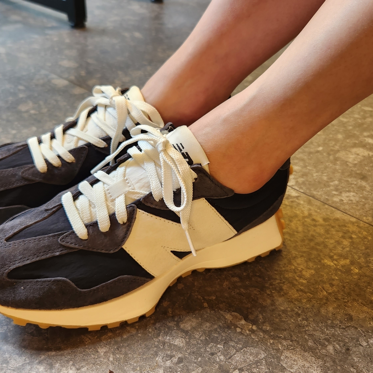 New Balance 327 Clean Vintage Black 착용 스타일 - 1
