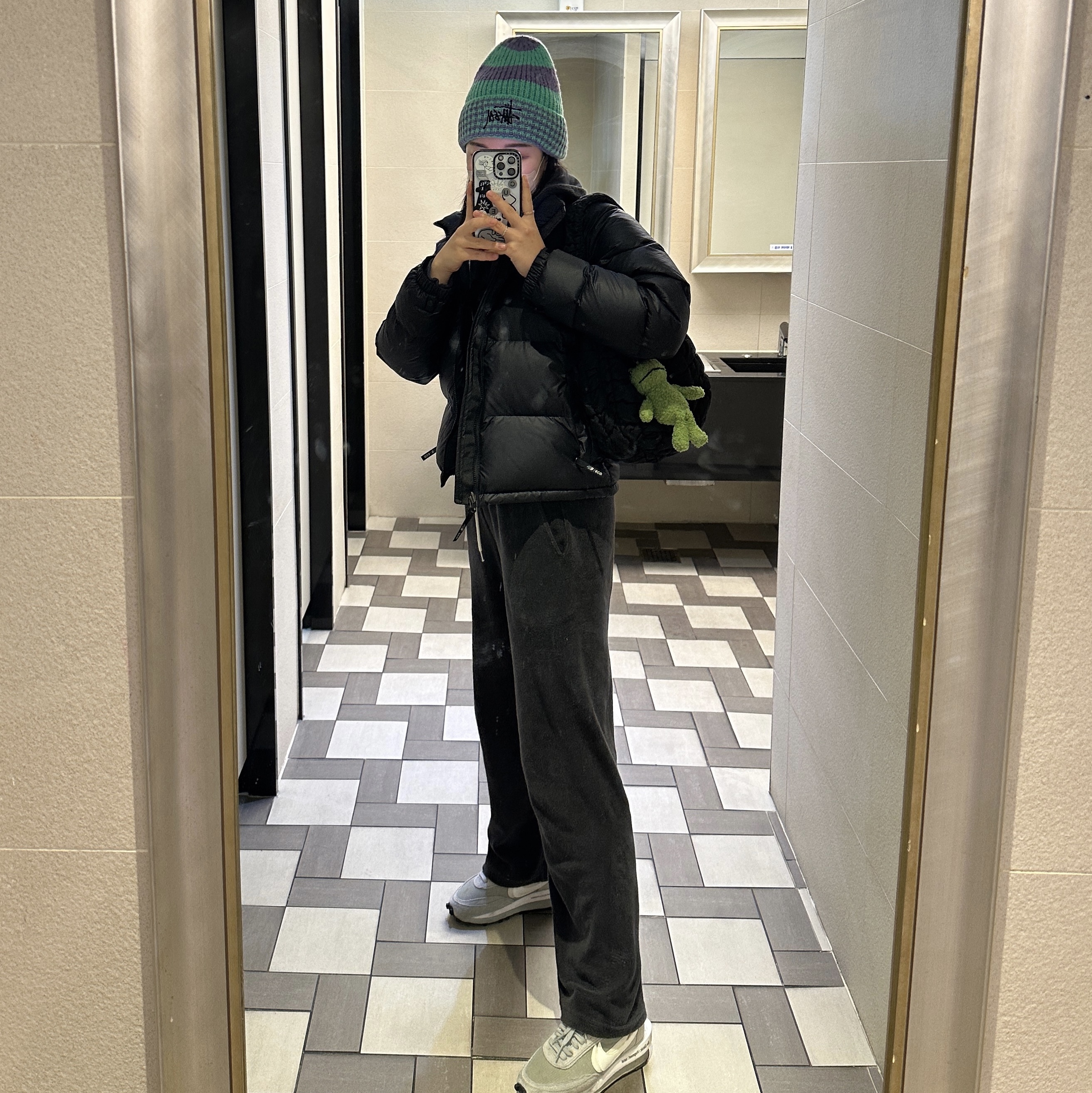 Stussy Striped Big Basic Beanie Green, COS Quilted Mini Bag Black 착용 스타일