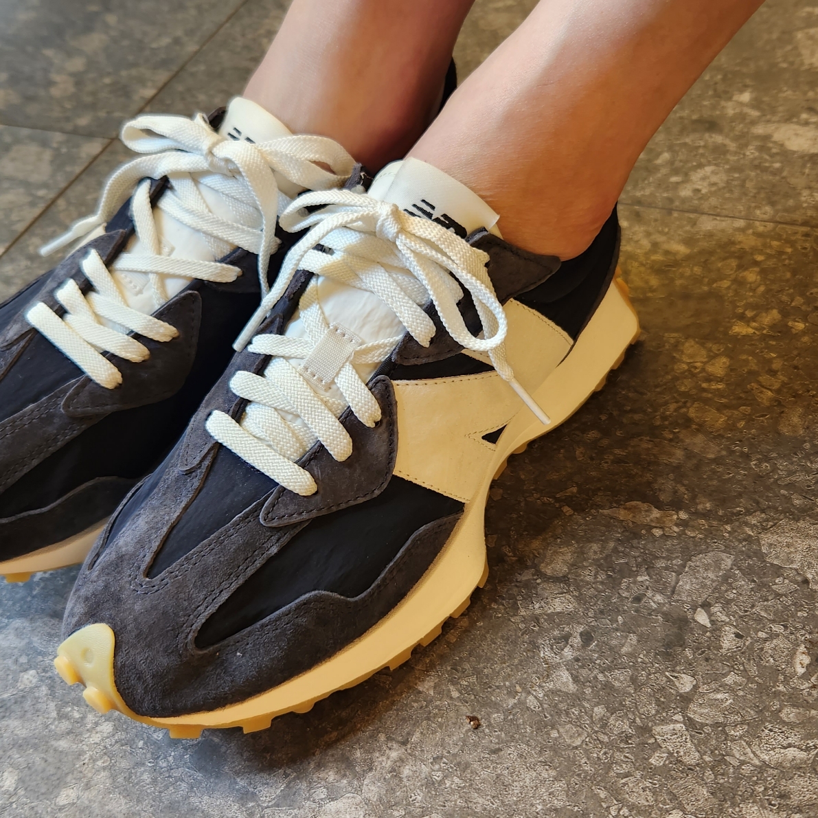 New Balance 327 Clean Vintage Black 착용 스타일 - 3