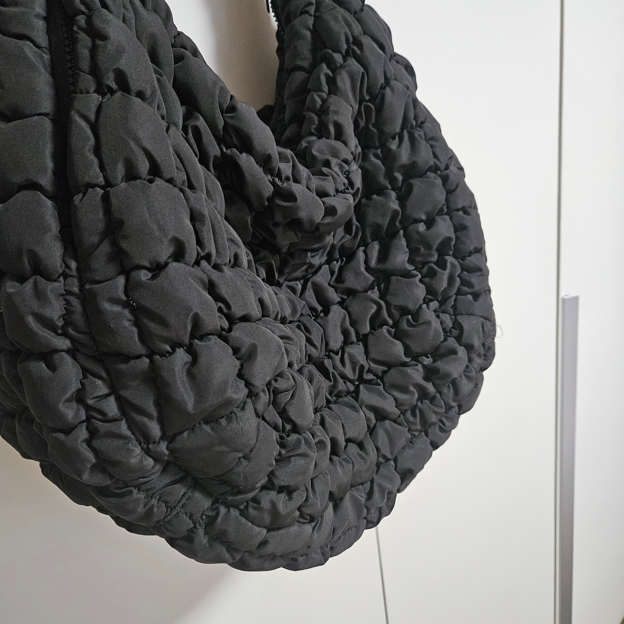 COS Quilted Oversized Shoulder Bag Black 착용 스타일