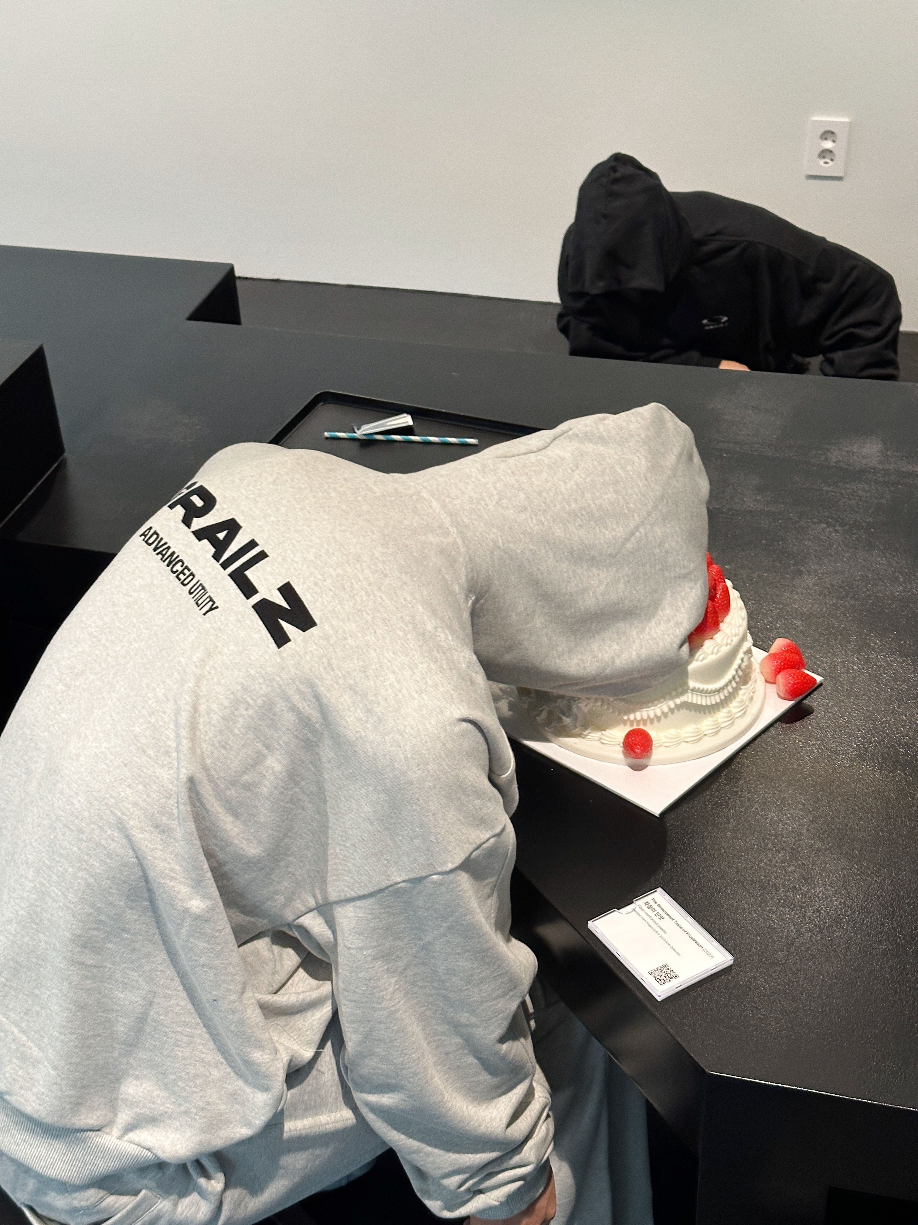 Supreme Worldwide Box Logo New Era Brown - 23FW, Project G/R Crinkle Denim Cargo Pants Black 착용 스타일 - 4
