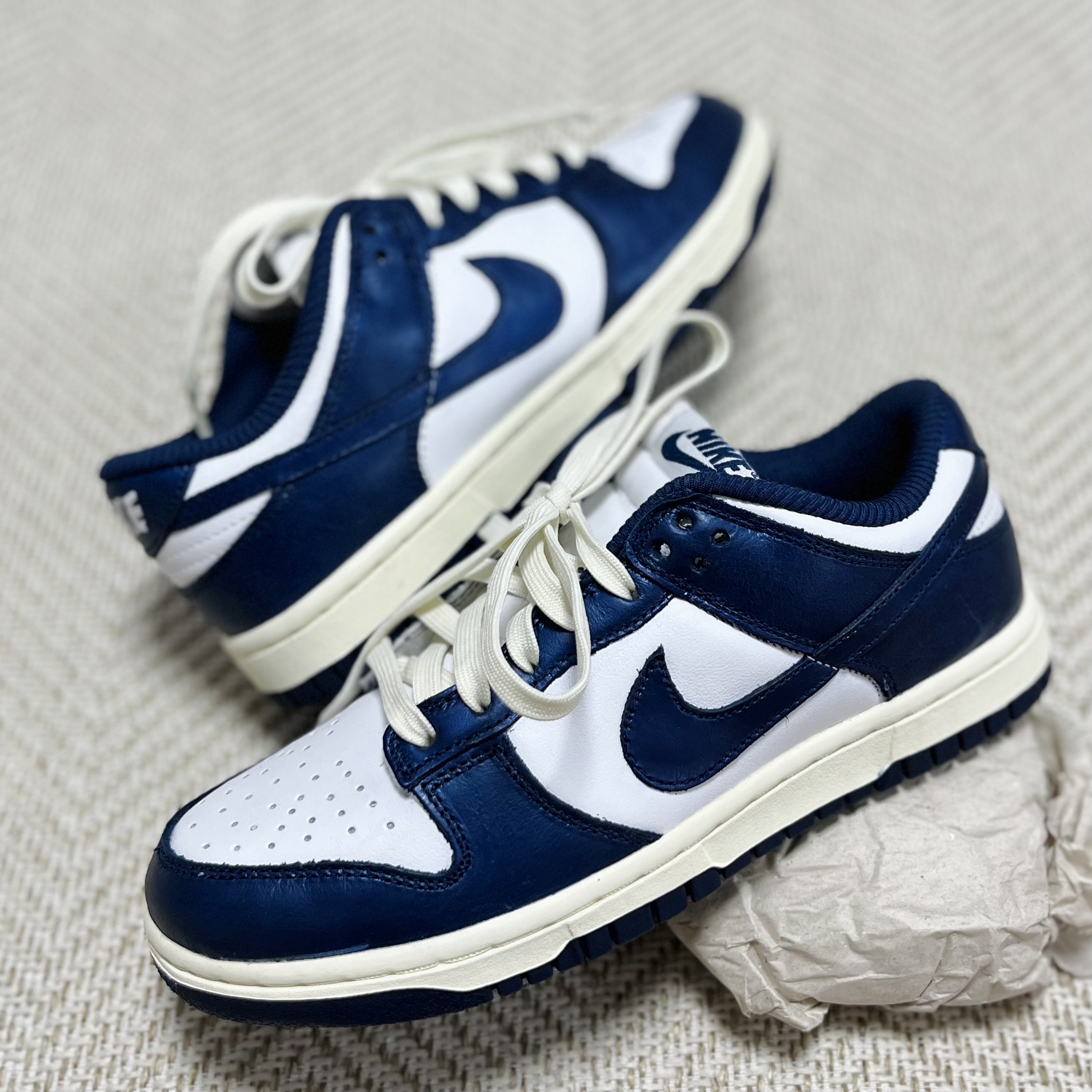 (W) Nike Dunk Low PRM Midnight Navy and White 착용 스타일