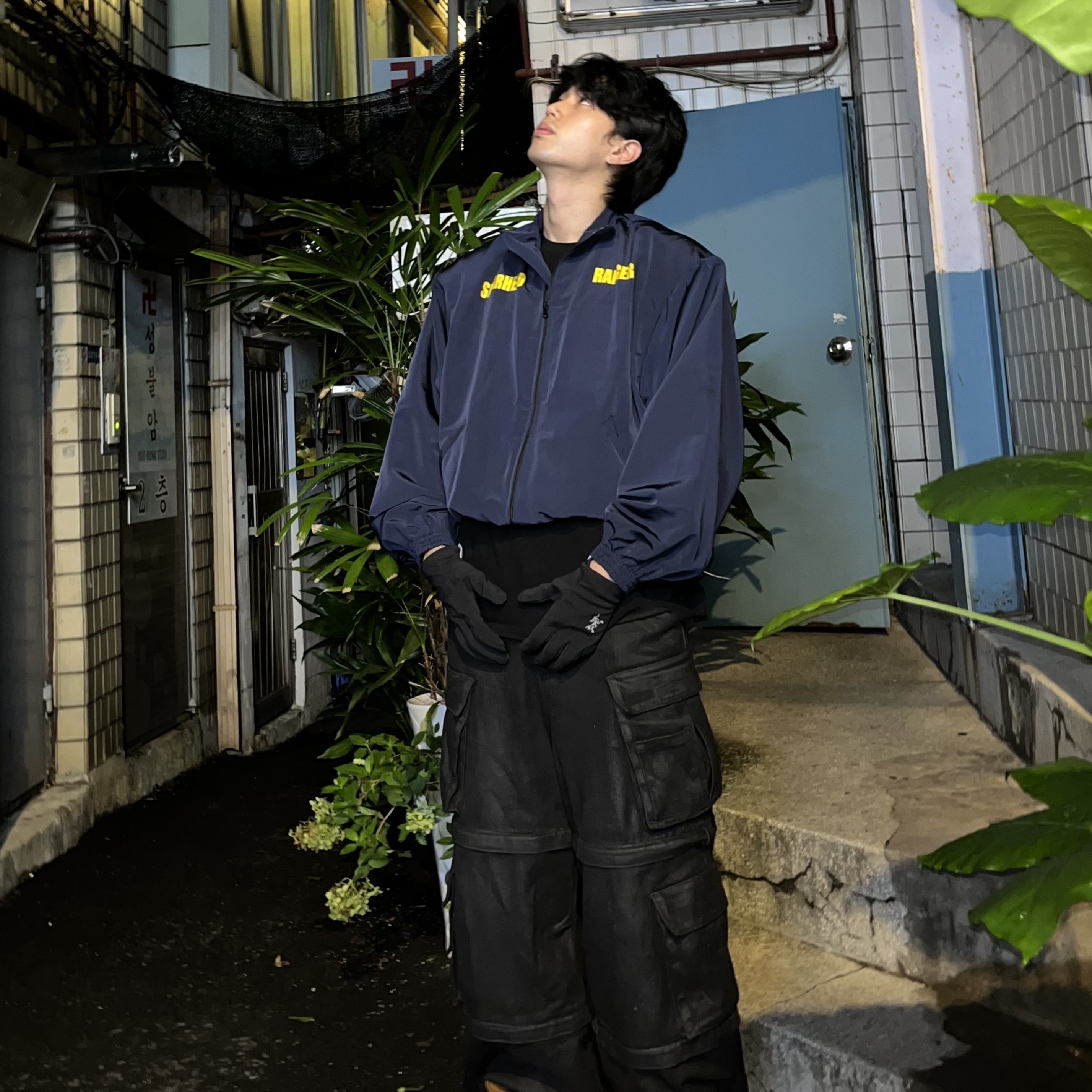 Undermycar Maigan Padded Shoulder Zip-Up Blouson India Ink - 23FW, Project G/R Oversized Convertible Cargo Pants Coated Black 착용 스타일 - 2