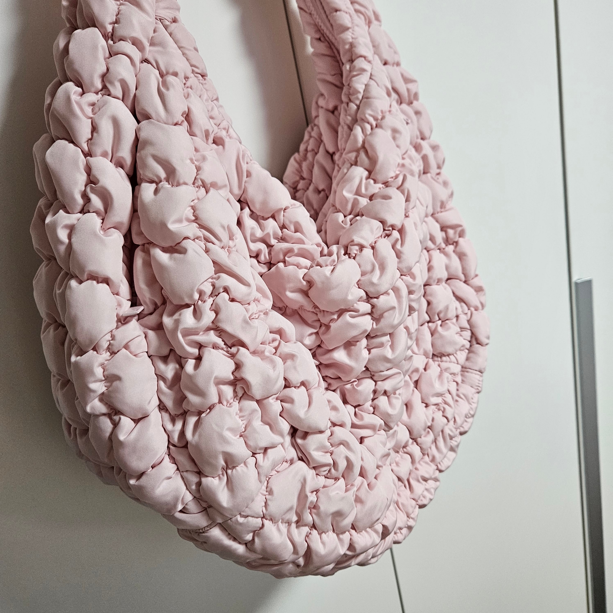 COS Quilted Oversized Shoulder Bag Pink 착용 스타일