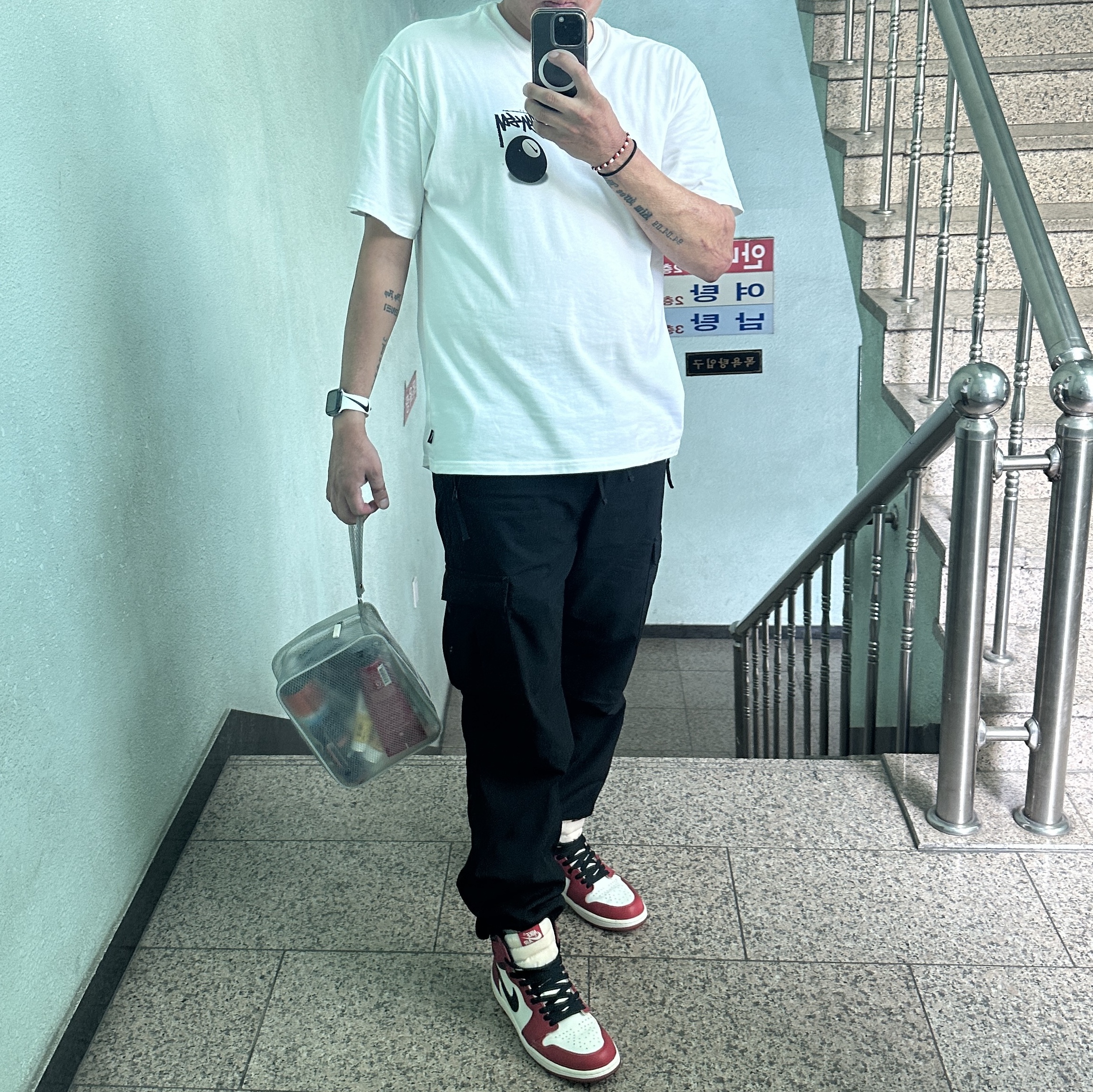 Jordan 1 Retro High OG Chicago 2022, Nike x Stussy NRG FL SS 8 Ball T-Shirt White (DO9322-100) 착용 스타일 - 1
