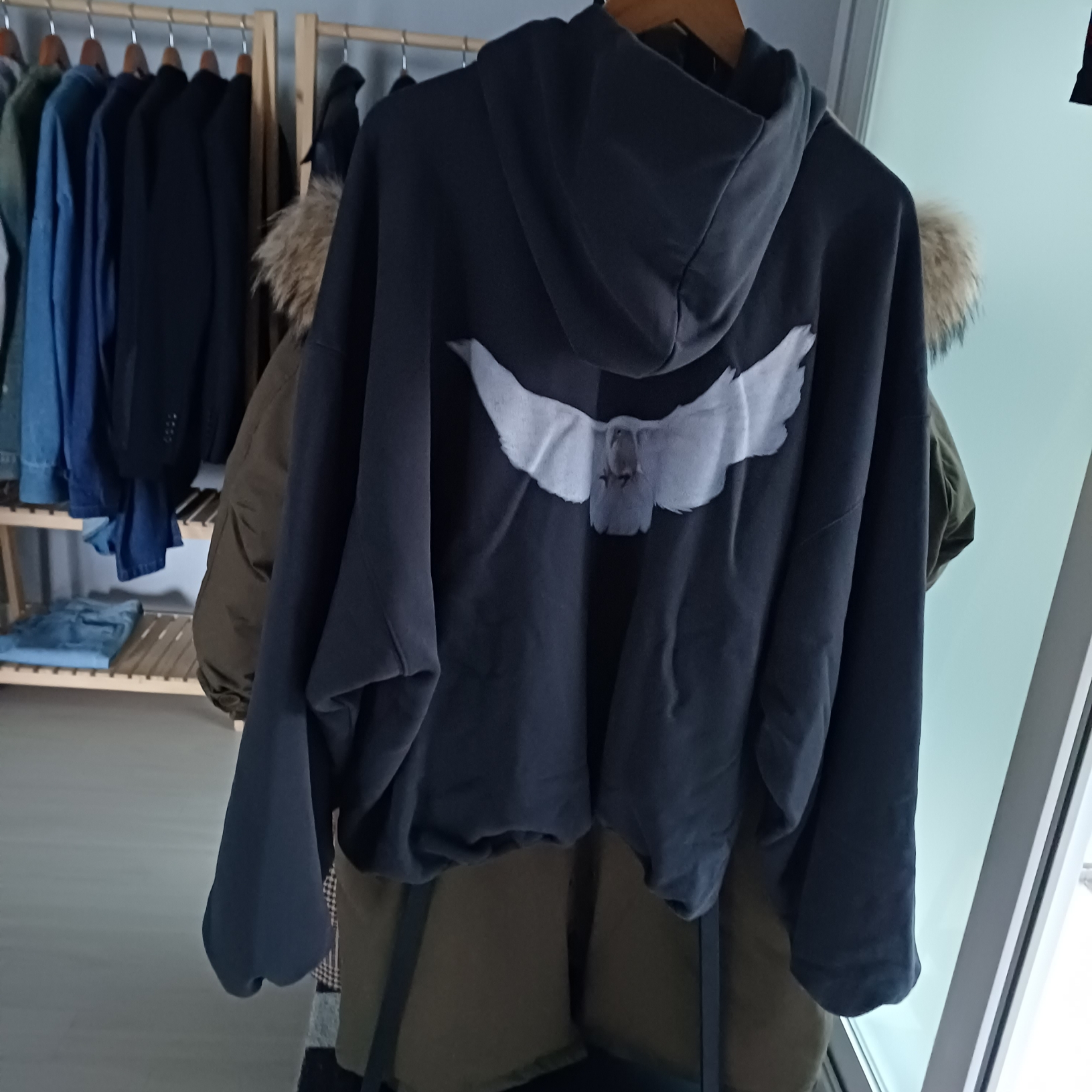 Yeezy Gap Engineered By Balenciaga Dove Hoodie Black 착용 스타일