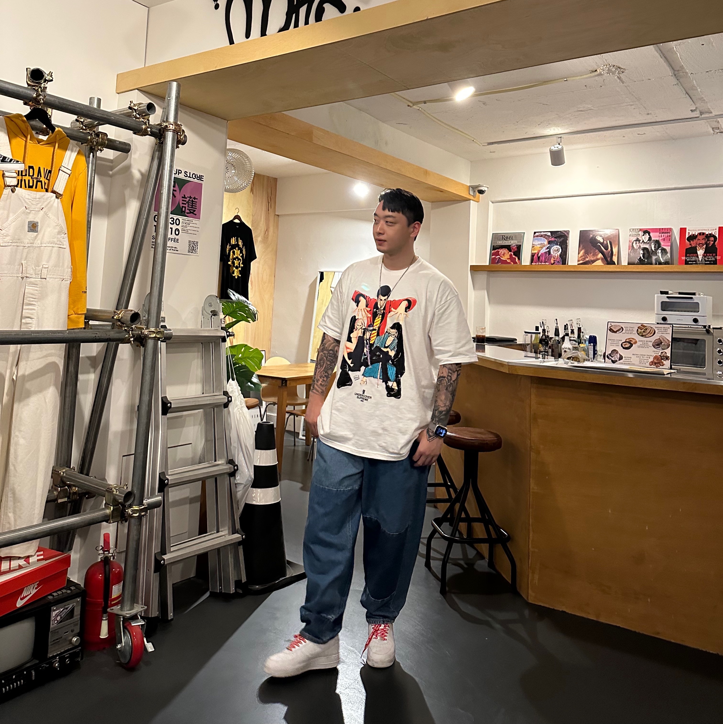 Supreme x Undercover Lupin T-Shirt White - 23SS, Zara x Ader Error Barrel Leg Jeans Blue 착용 스타일 - 3