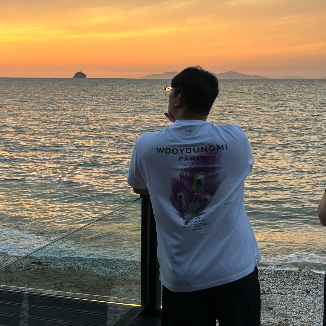 Wooyoungmi Feather Back Logo T-Shirt White - 23SS 착용 스타일