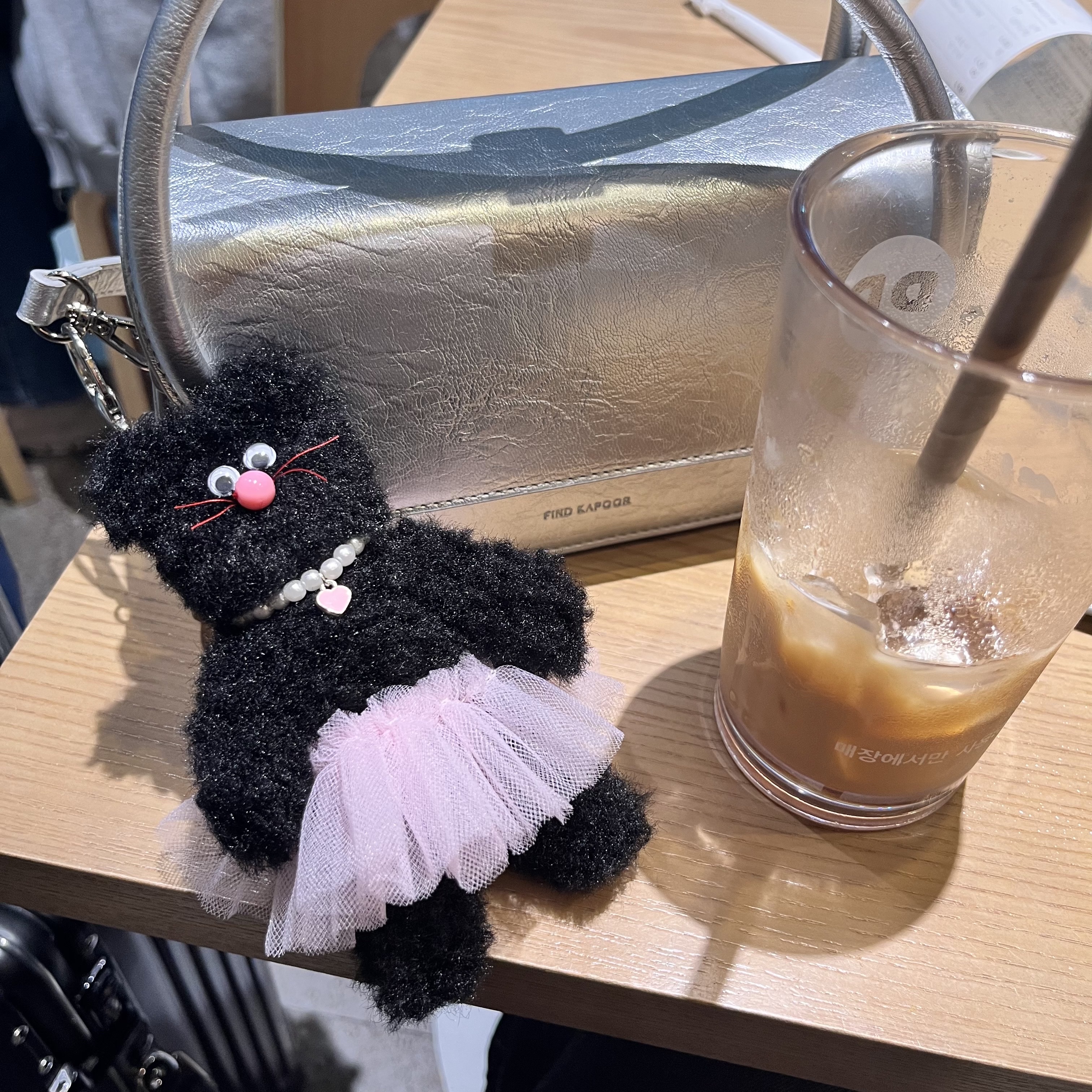 [KREAM 단독] Monamhee Creami Keyring Cream, Monamhee Beulpingi Keyring with White Pants Black 착용 스타일 - 2
