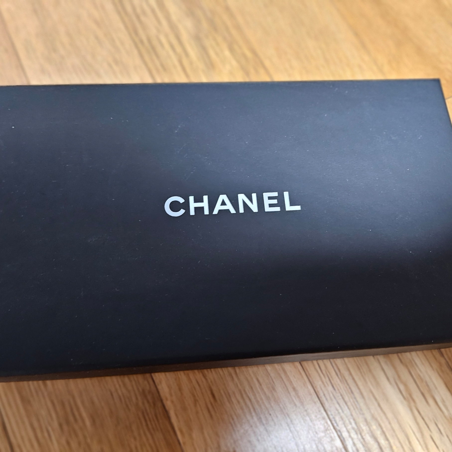 Chanel Classic Flap Wallet Grained Calfskin & Gold Black 착용 스타일 - 1