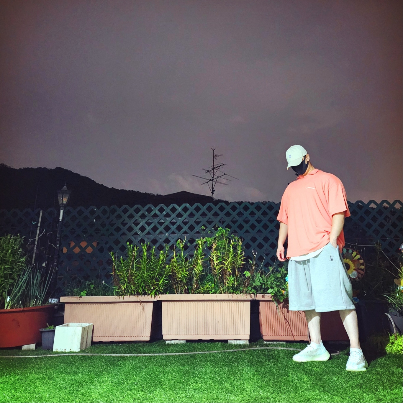 Adidas Yeezy Boost 380 Calcite Glow 착용 스타일 - 1