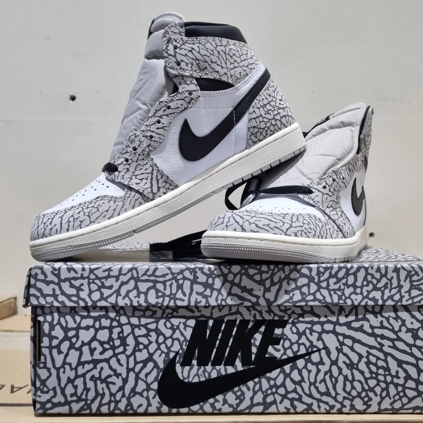 Jordan 1 Retro High OG White Cement 착용 스타일