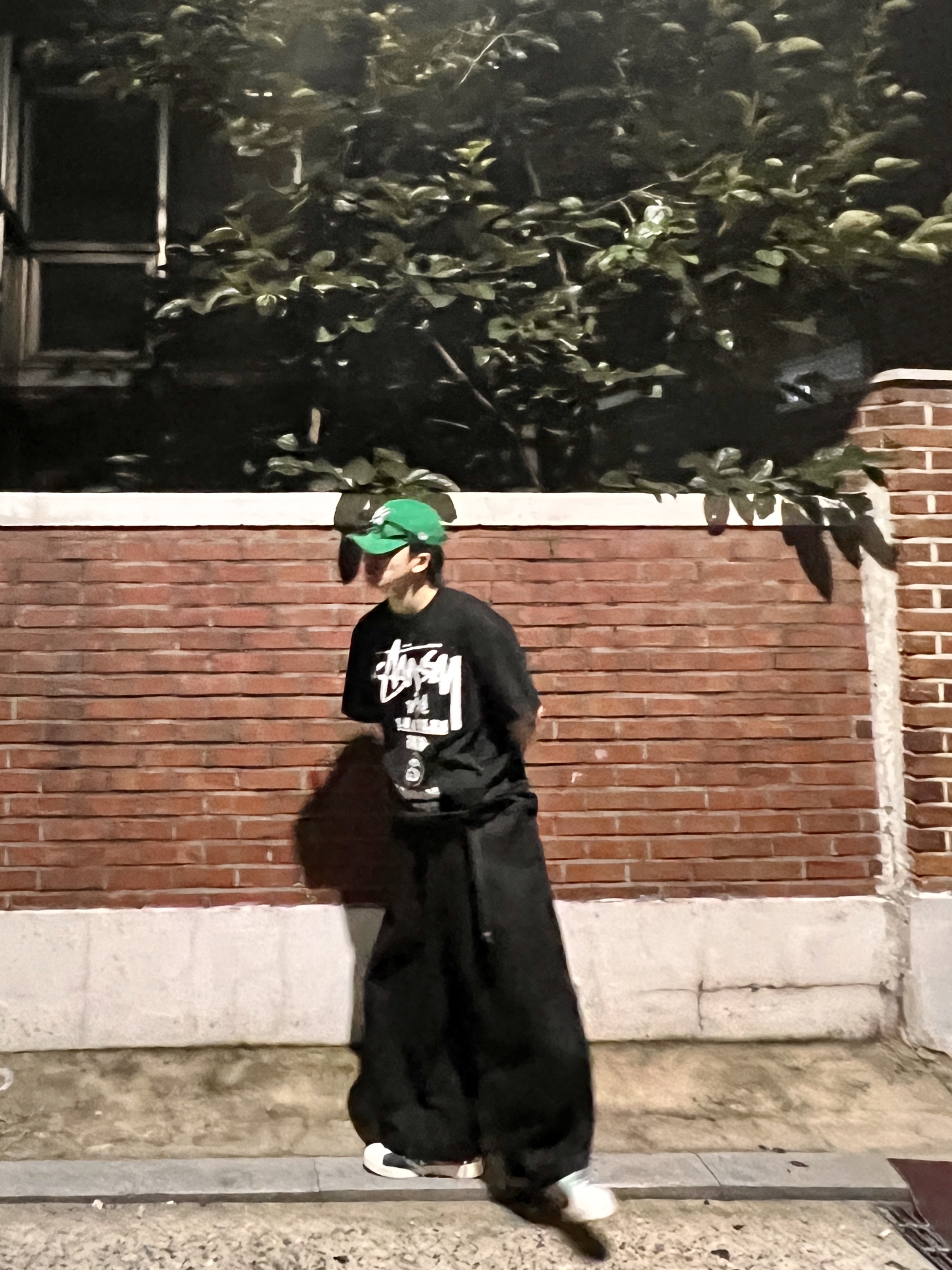 Adidas x Sean Wotherspoon Superstar Superearth Black, New Era x MoMA New York Yankees Cap Kelly Green 착용 스타일