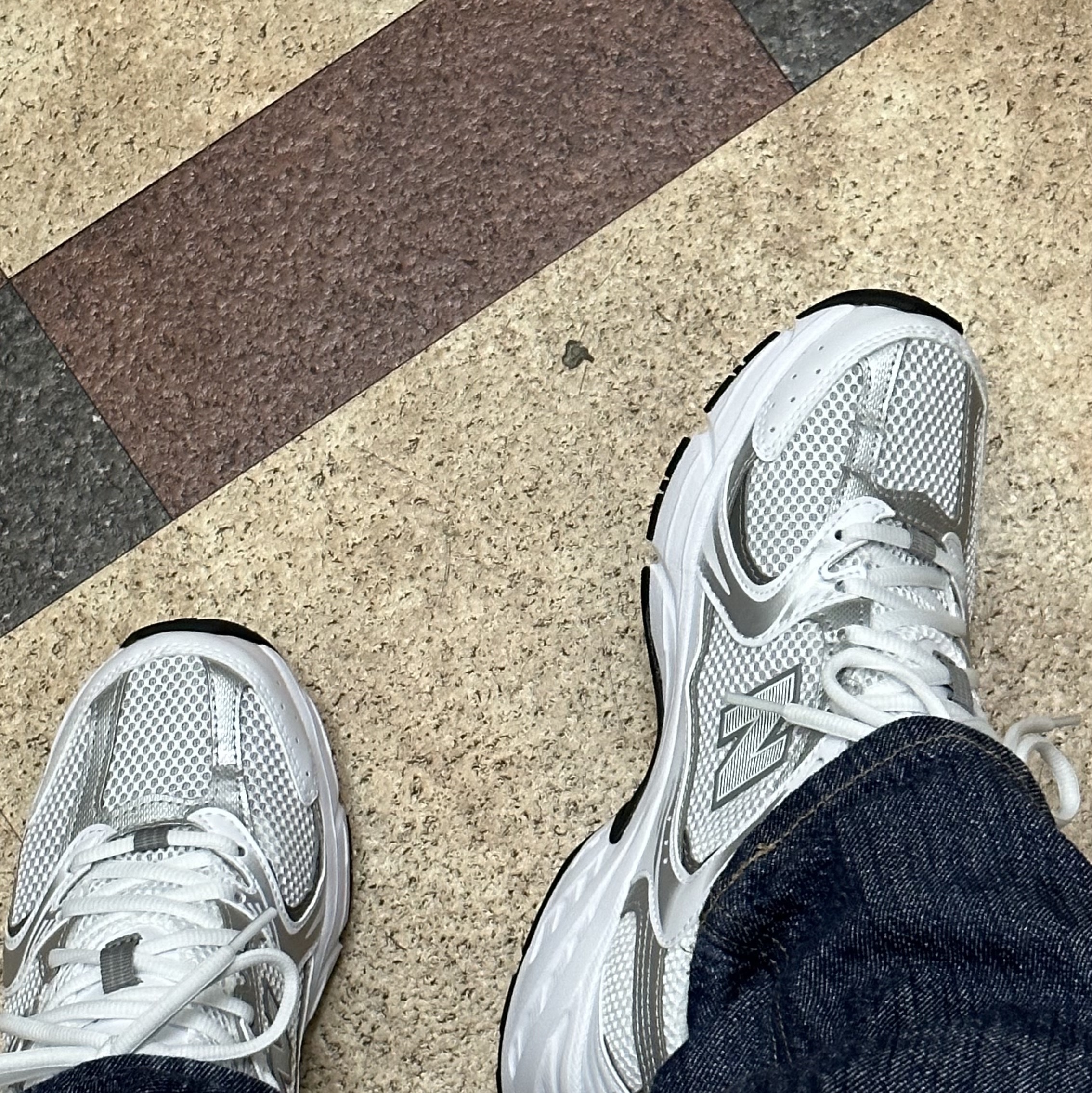 New Balance 530 White Silver 착용 스타일