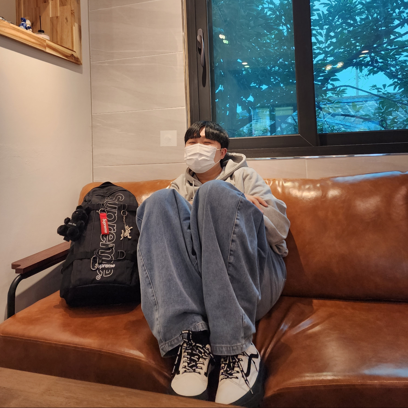 Supreme Backpack Black - 18FW, Matin Kim Black Bunny Toy Keyring Black 착용 스타일 - 1