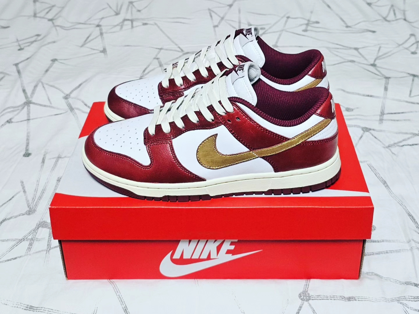 (W) Nike Dunk Low Retro PRM Team Red and White 착용 스타일 - 2