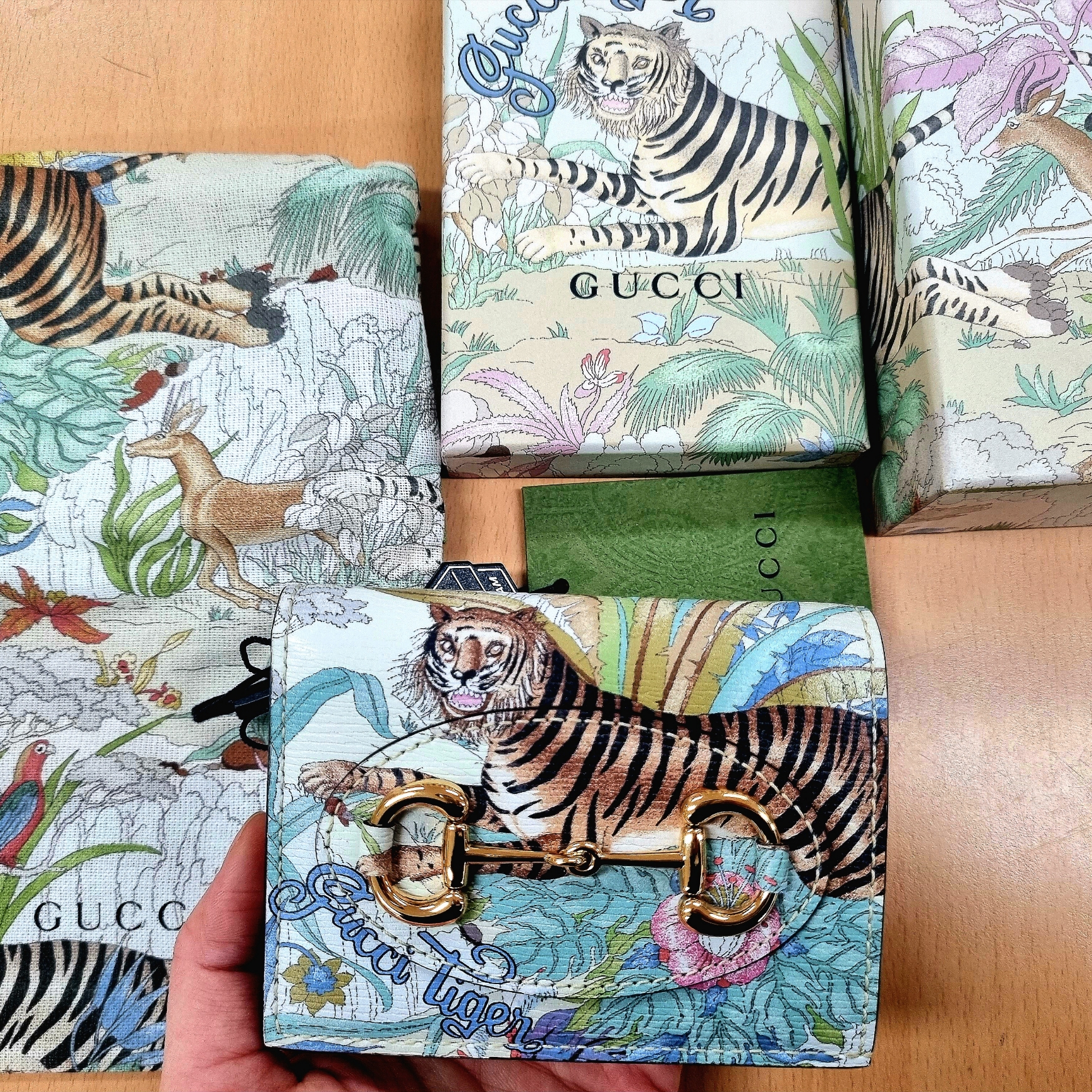 Gucci Tiger Horsebit 1955 Card Case Off White 착용 스타일