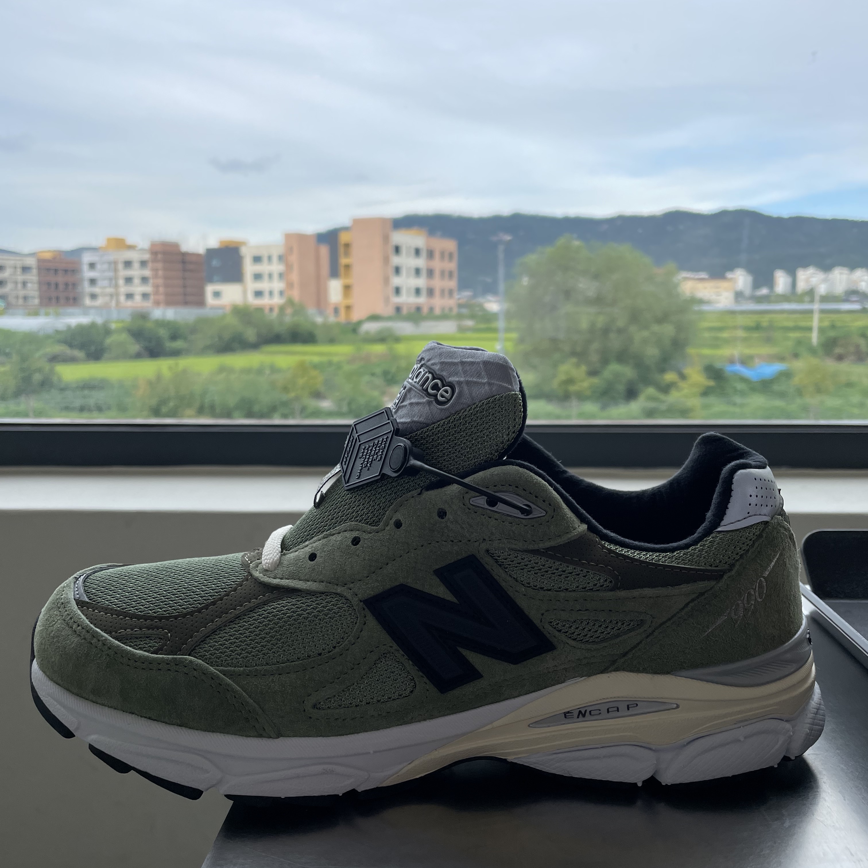 Celine Small Pouch in Triomphe Canvas and Lambskin Tan, New Balance x JJJJound 990v3 Olive 착용 스타일 - 4
