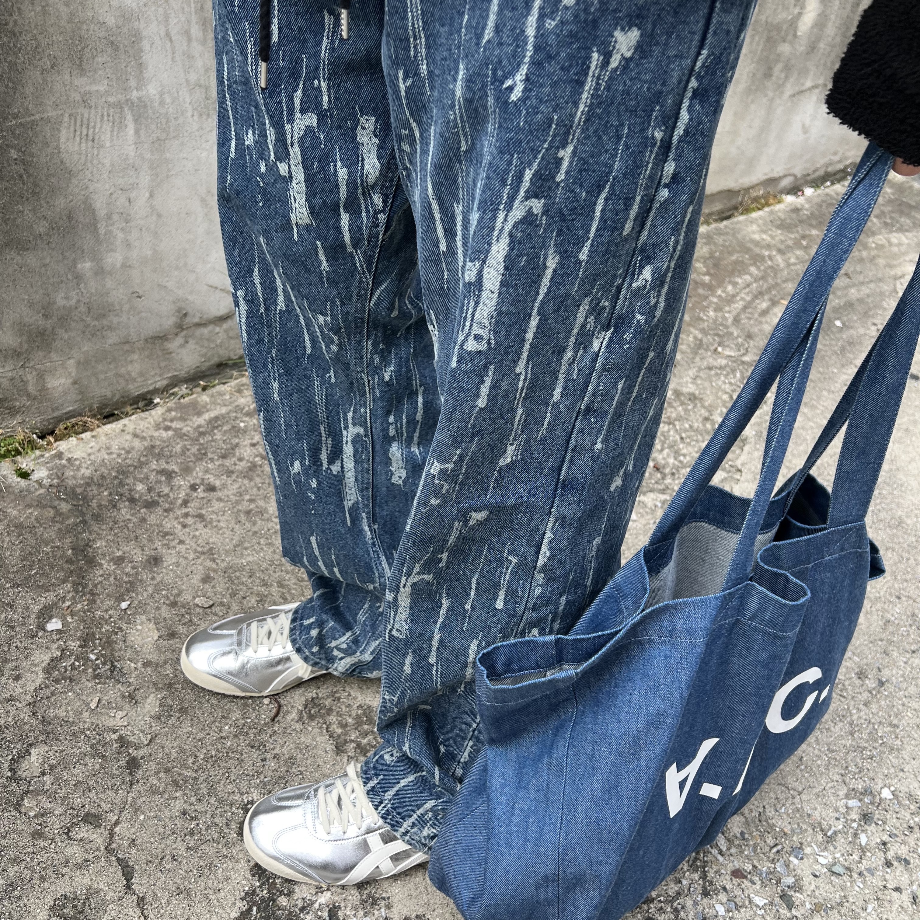 Onitsuka Tiger Mexico 66 White Silver, A.P.C. Daniela Shopping Bag Indigo 착용 스타일 - 4