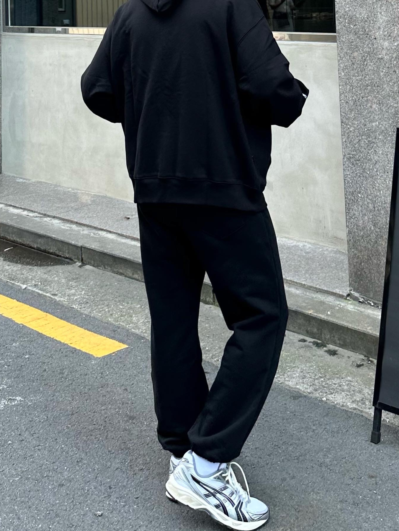 Asics x JJJJound Gel-Kayano 14 Silver Black 착용 스타일 - 3