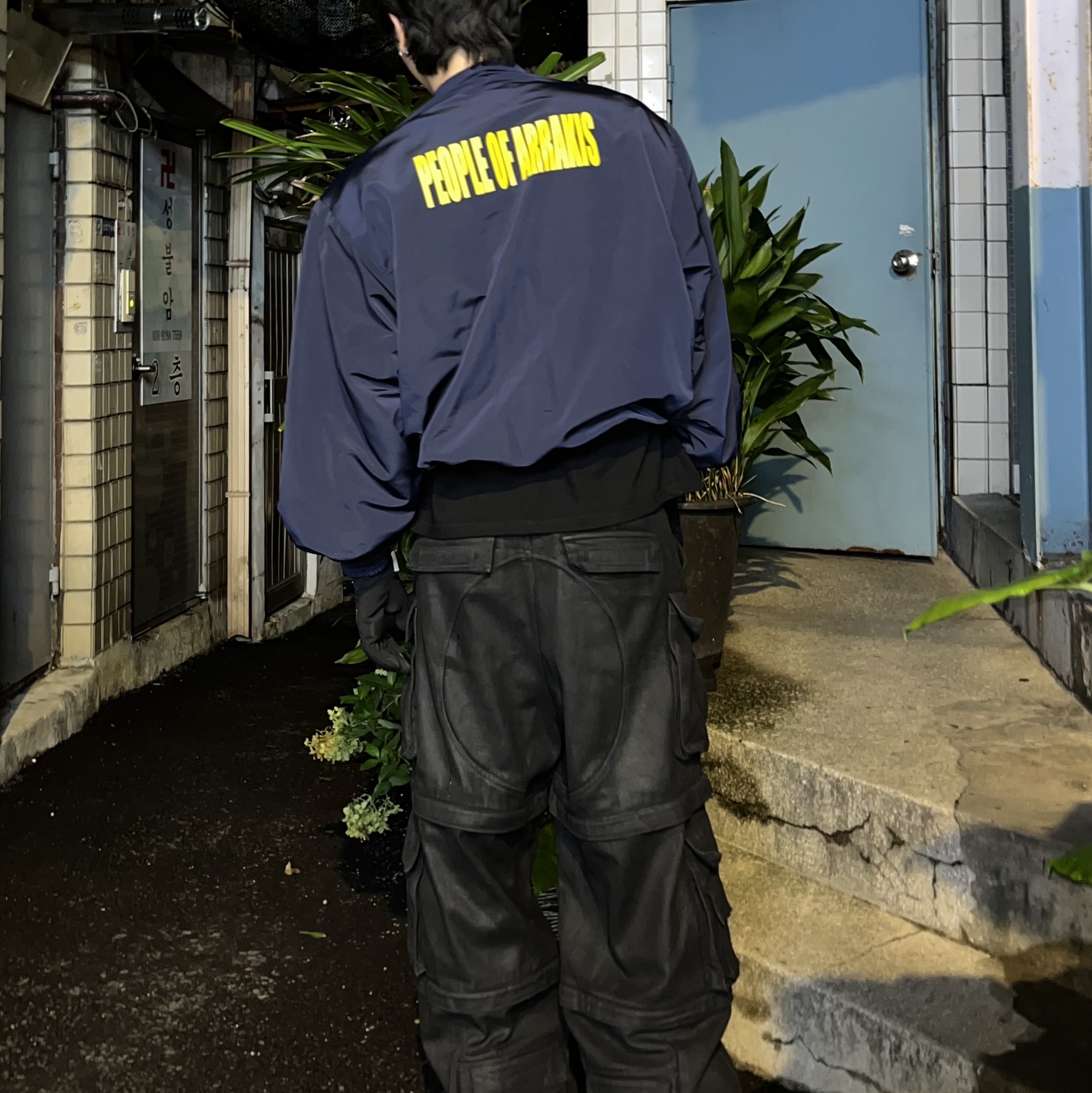 Undermycar Maigan Padded Shoulder Zip-Up Blouson India Ink - 23FW, Project G/R Oversized Convertible Cargo Pants Coated Black 착용 스타일 - 3