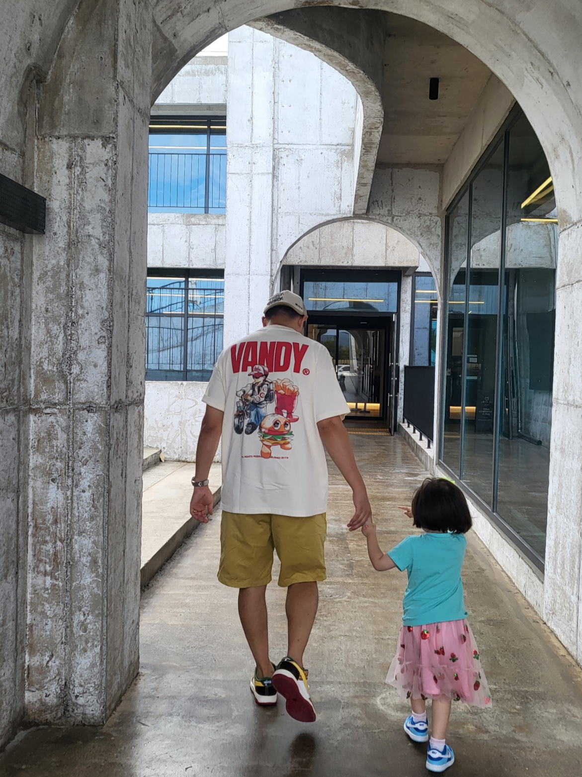 Vandy The Pink Bike Anime T-Shirt Cream 착용 스타일