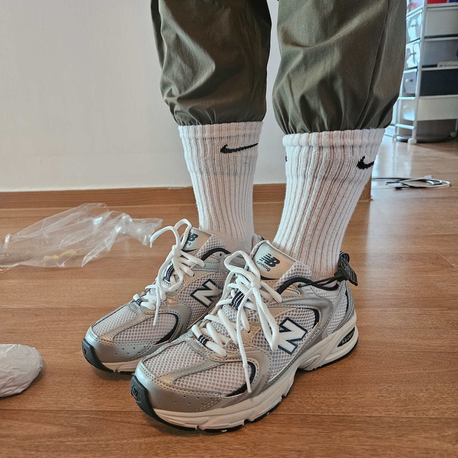 New Balance 530 Steel Grey 착용 스타일 - 2