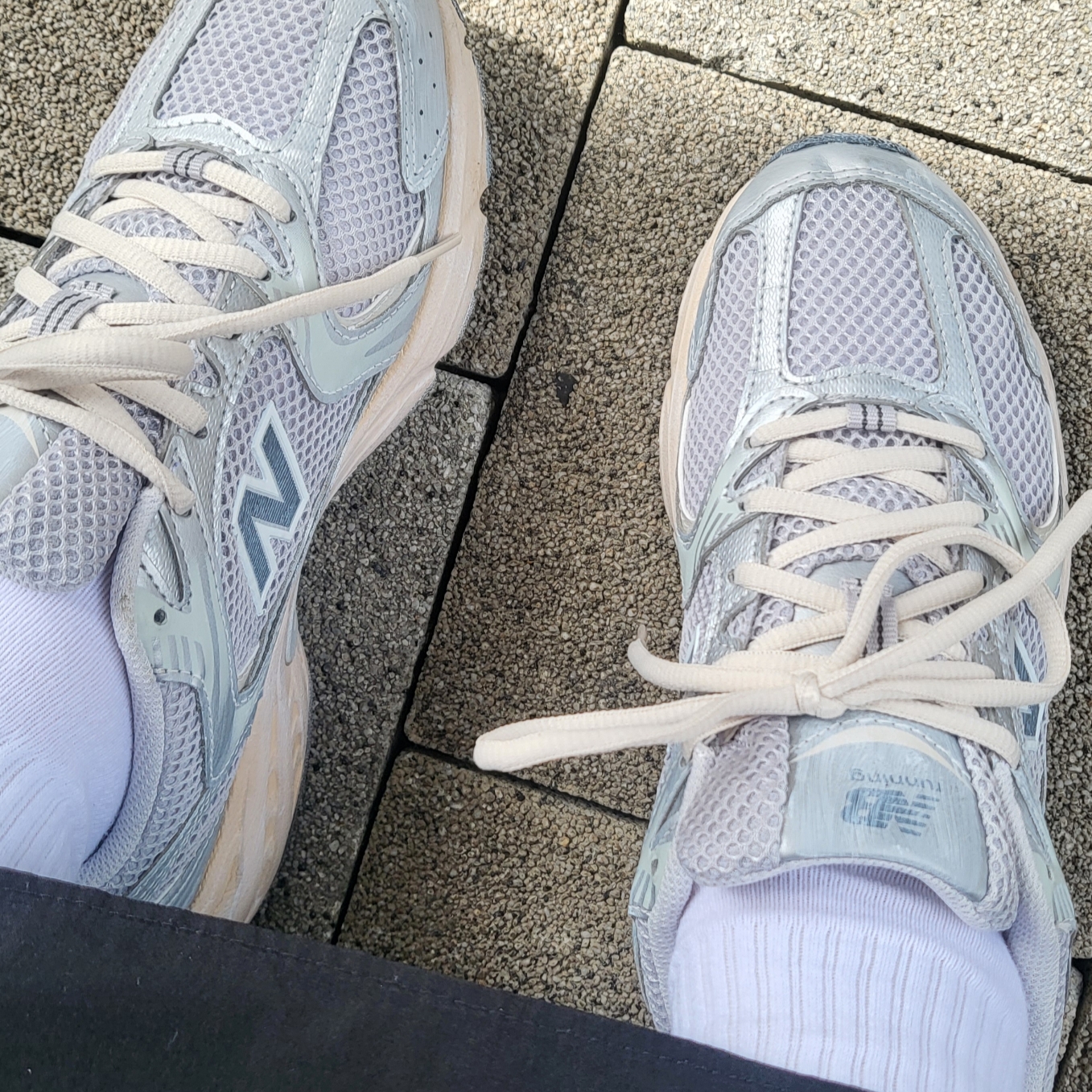 New Balance 530 Vintage Metallic Silver 착용 스타일