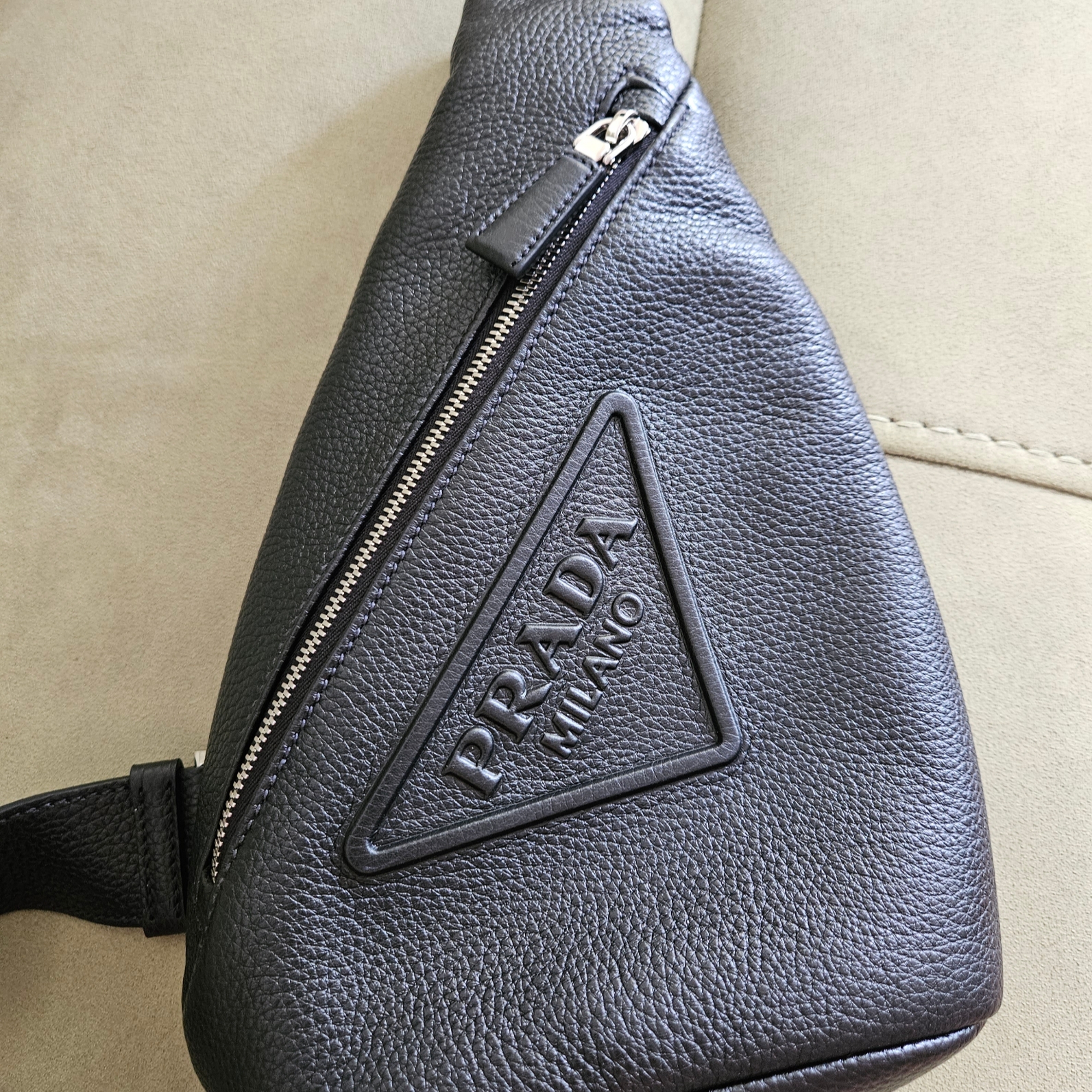 Prada Cross Leather Bag Black 착용 스타일