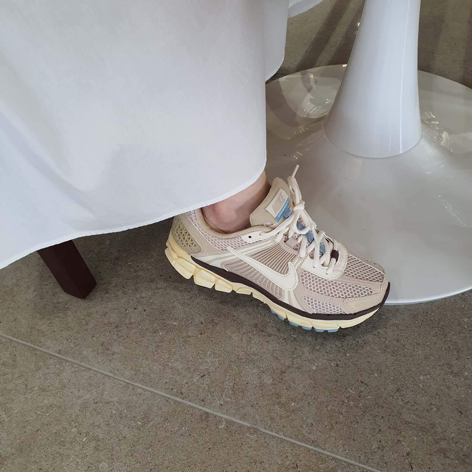 (W) Nike Zoom Vomero 5 Oatmeal 착용 스타일