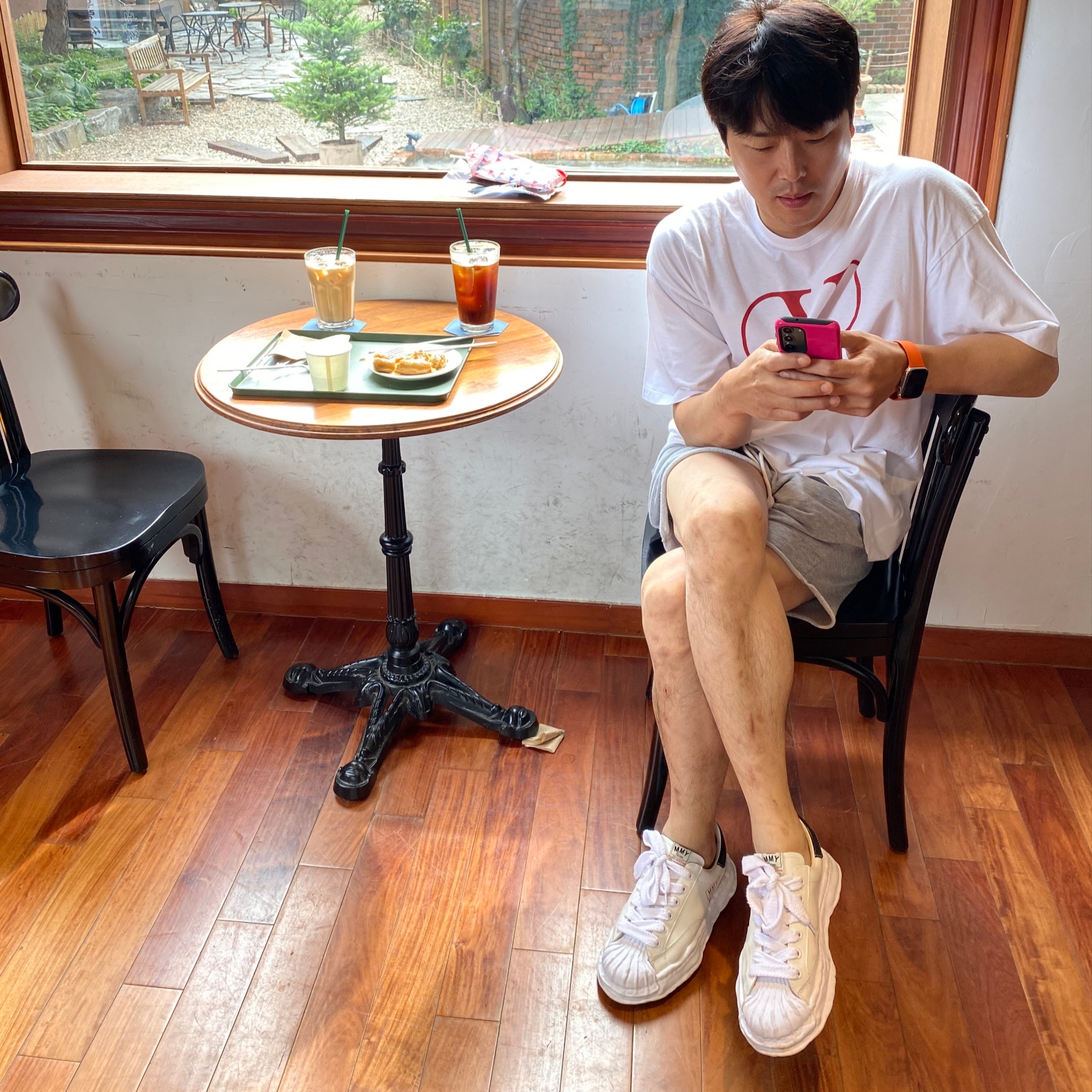 Maison Mihara Yasuhiro Blakey OG Sole Leather Low-top Sneakers White 착용 스타일