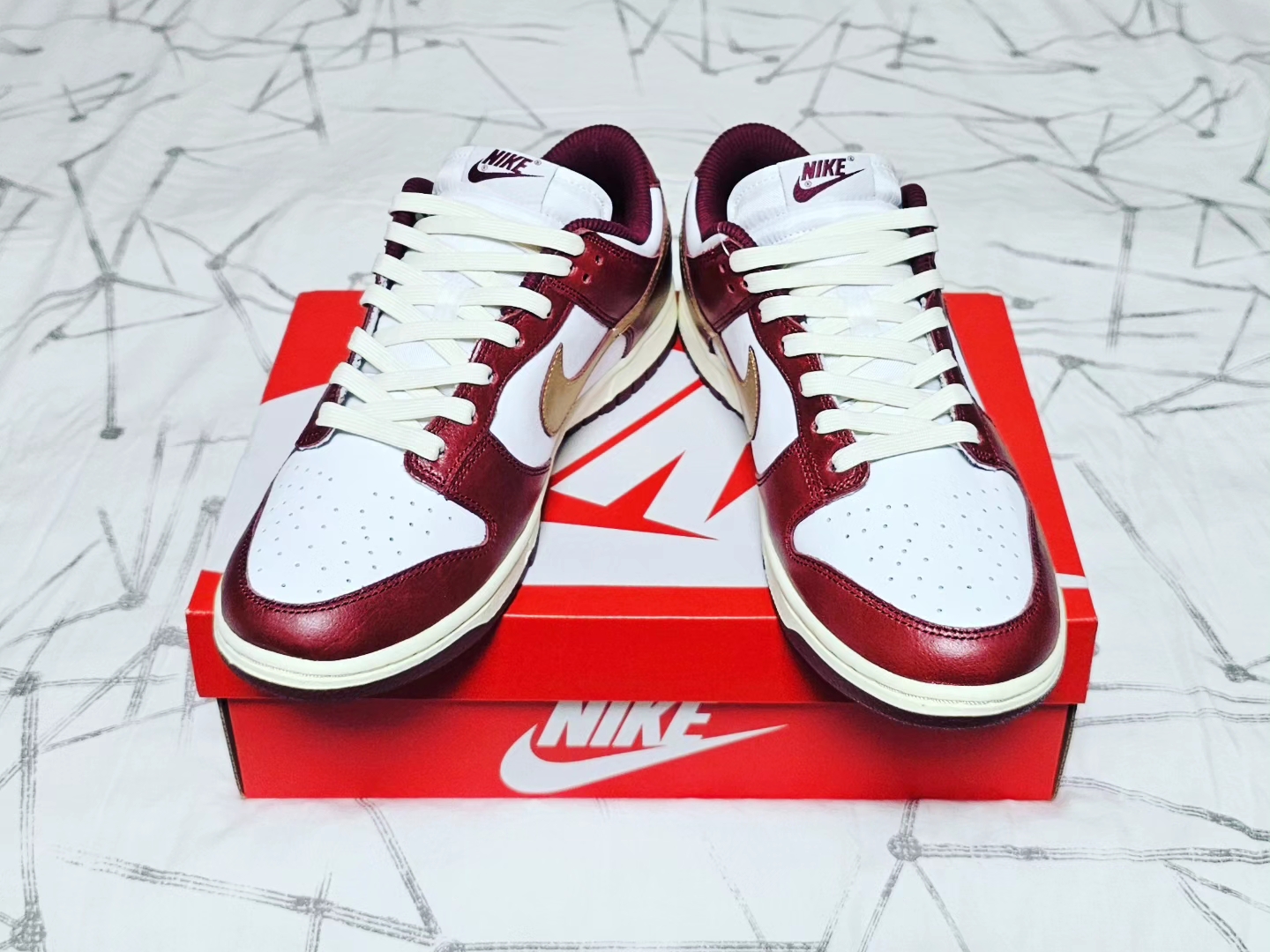 (W) Nike Dunk Low Retro PRM Team Red and White 착용 스타일 - 3