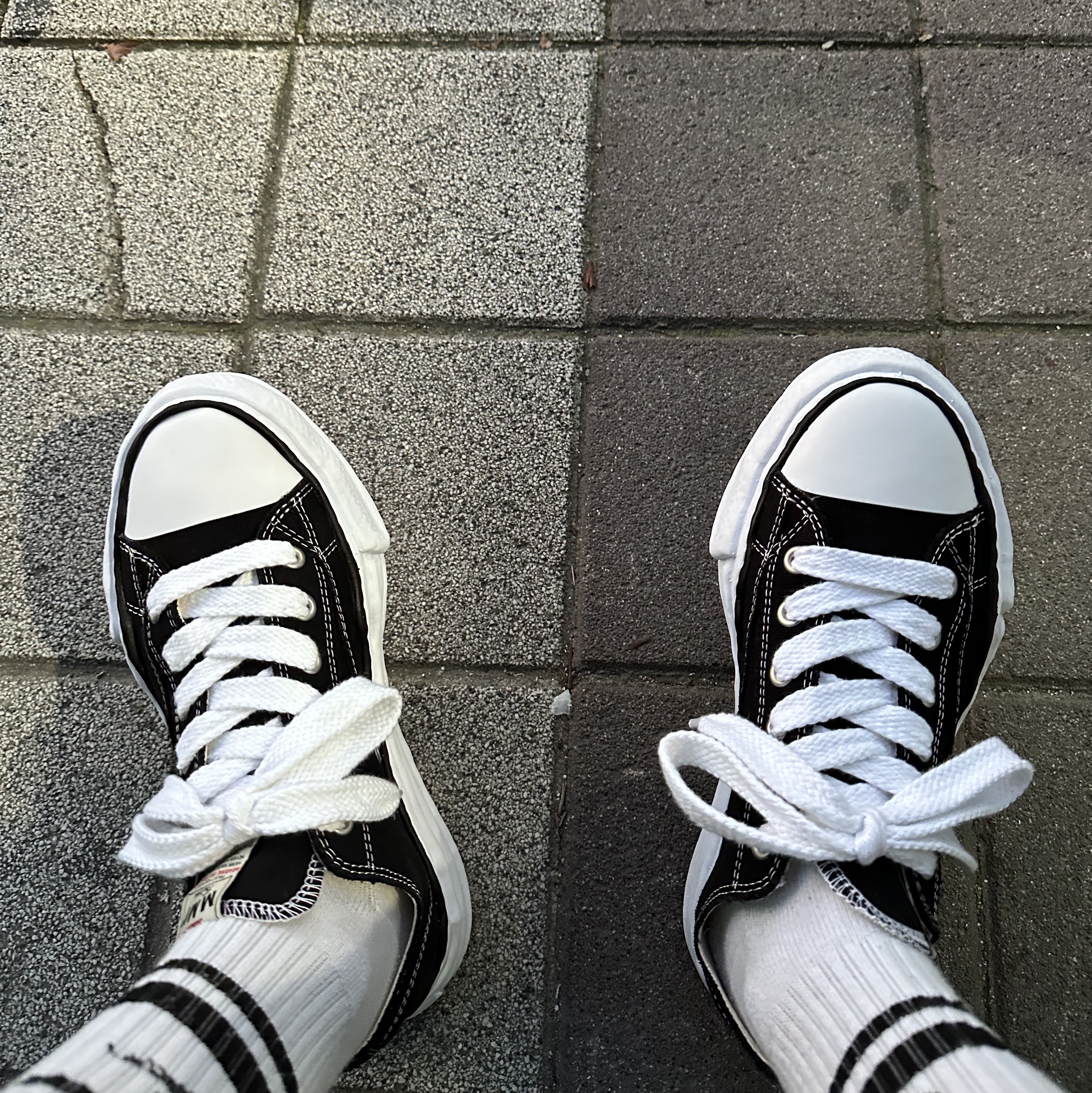 Maison Mihara Yasuhiro Peterson OG Sole Canvas Low Sneakers Black 착용 스타일 - 3