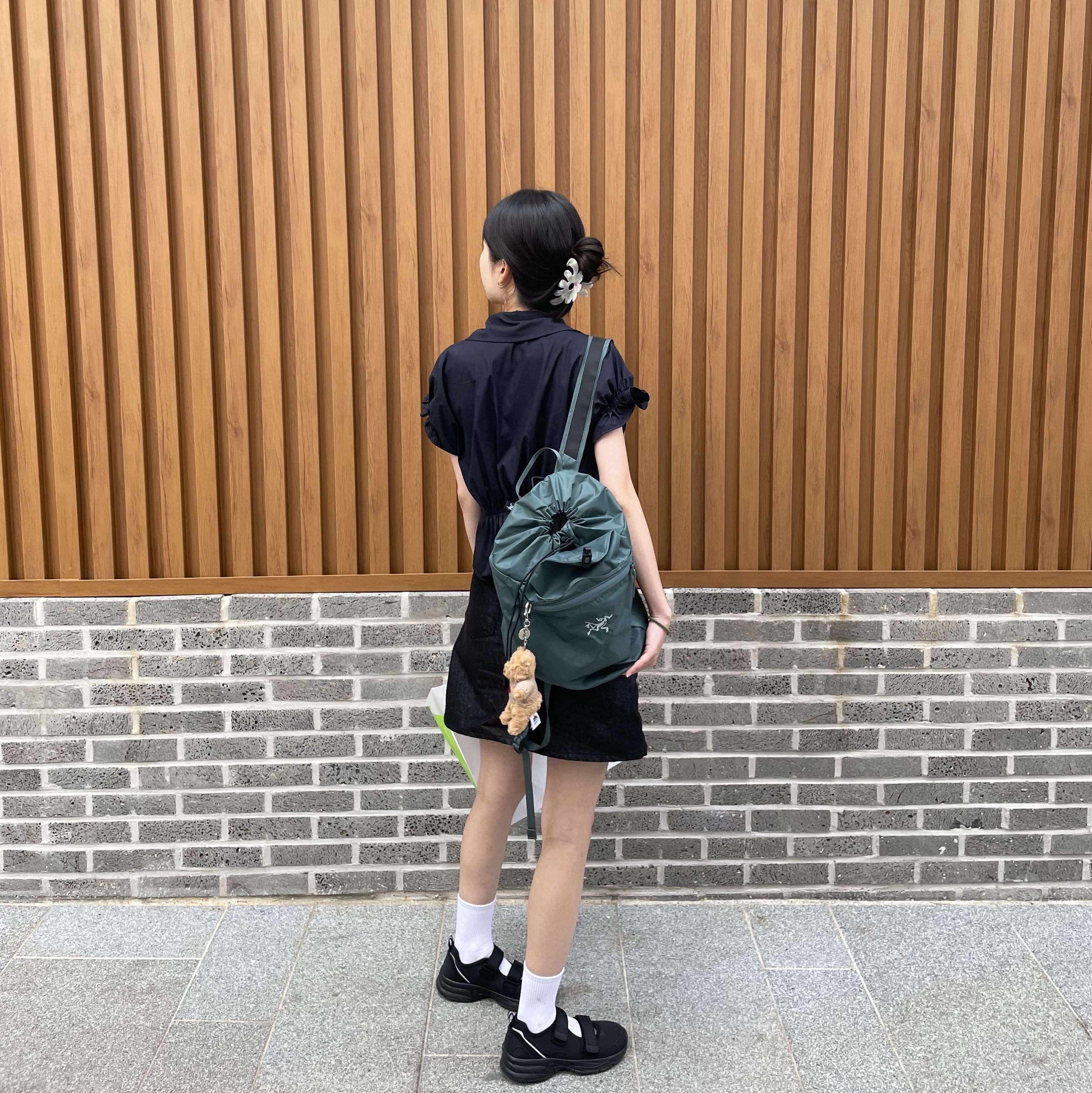 Arc'teryx Heliad 10 Backpack Boxcar, Jellycat Bartholomew Bear Bag Charm Brown 착용 스타일 - 1