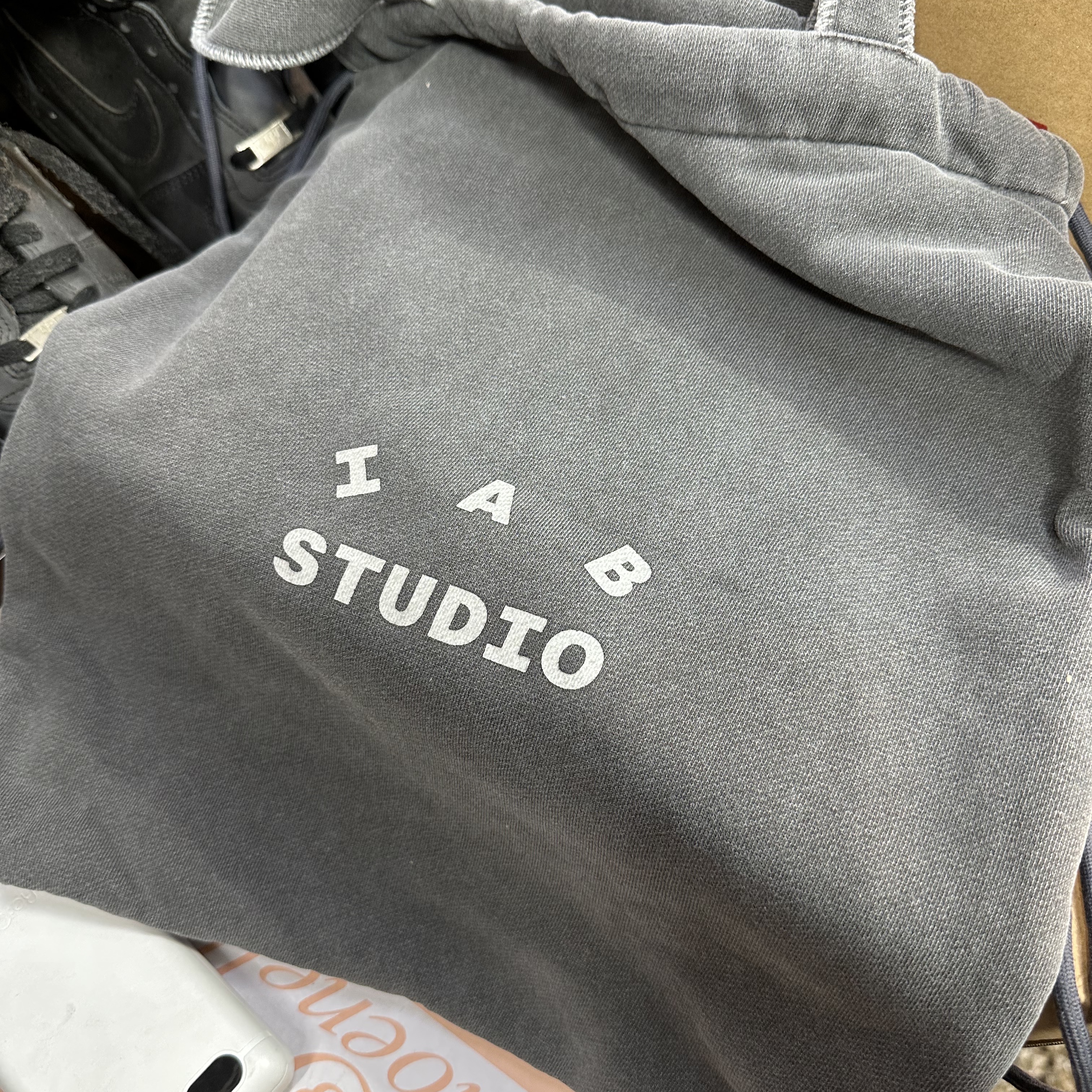 IAB Studio Pigment Sack Black 착용 스타일