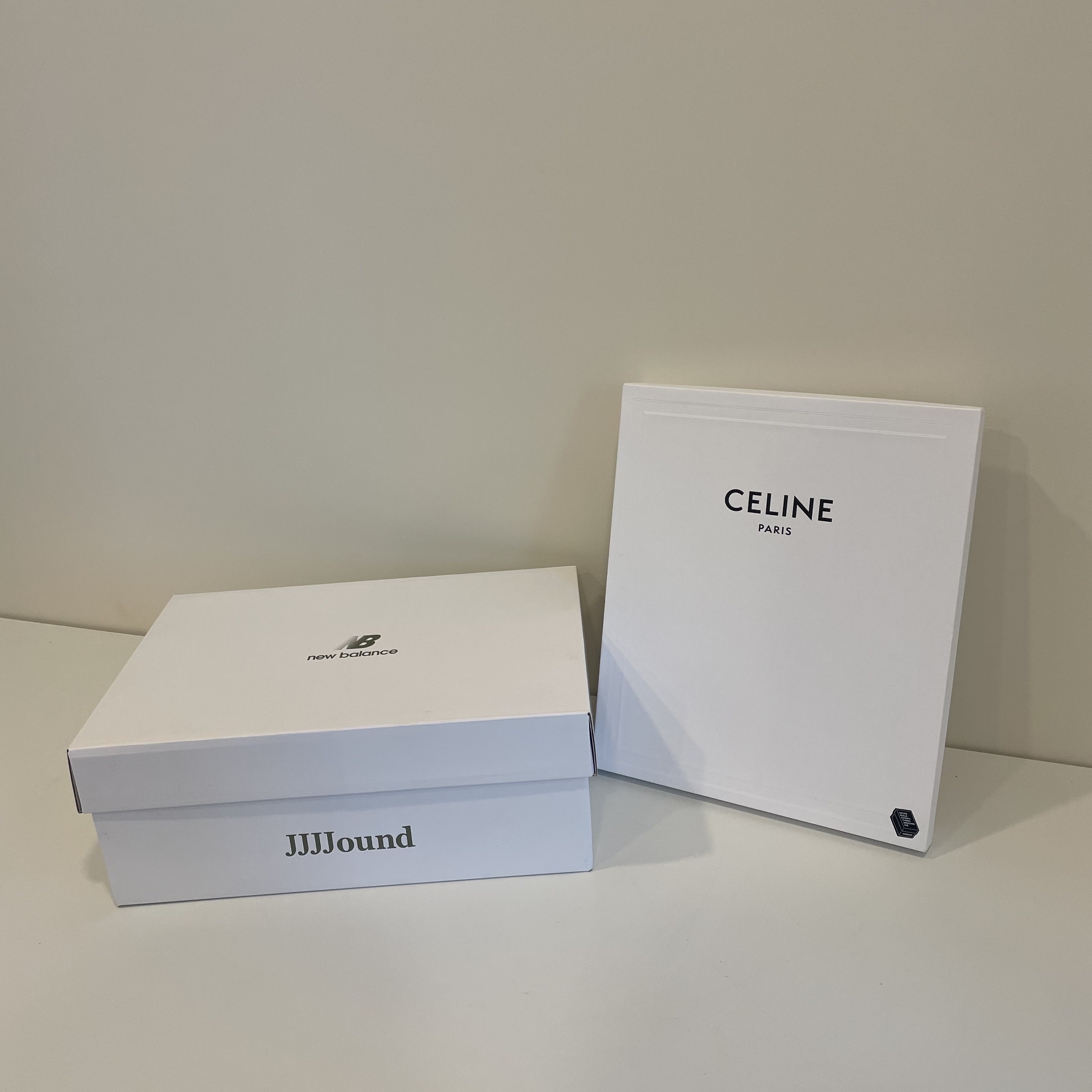 Celine Small Pouch in Triomphe Canvas and Lambskin Tan, New Balance x JJJJound 990v3 Olive 착용 스타일 - 1