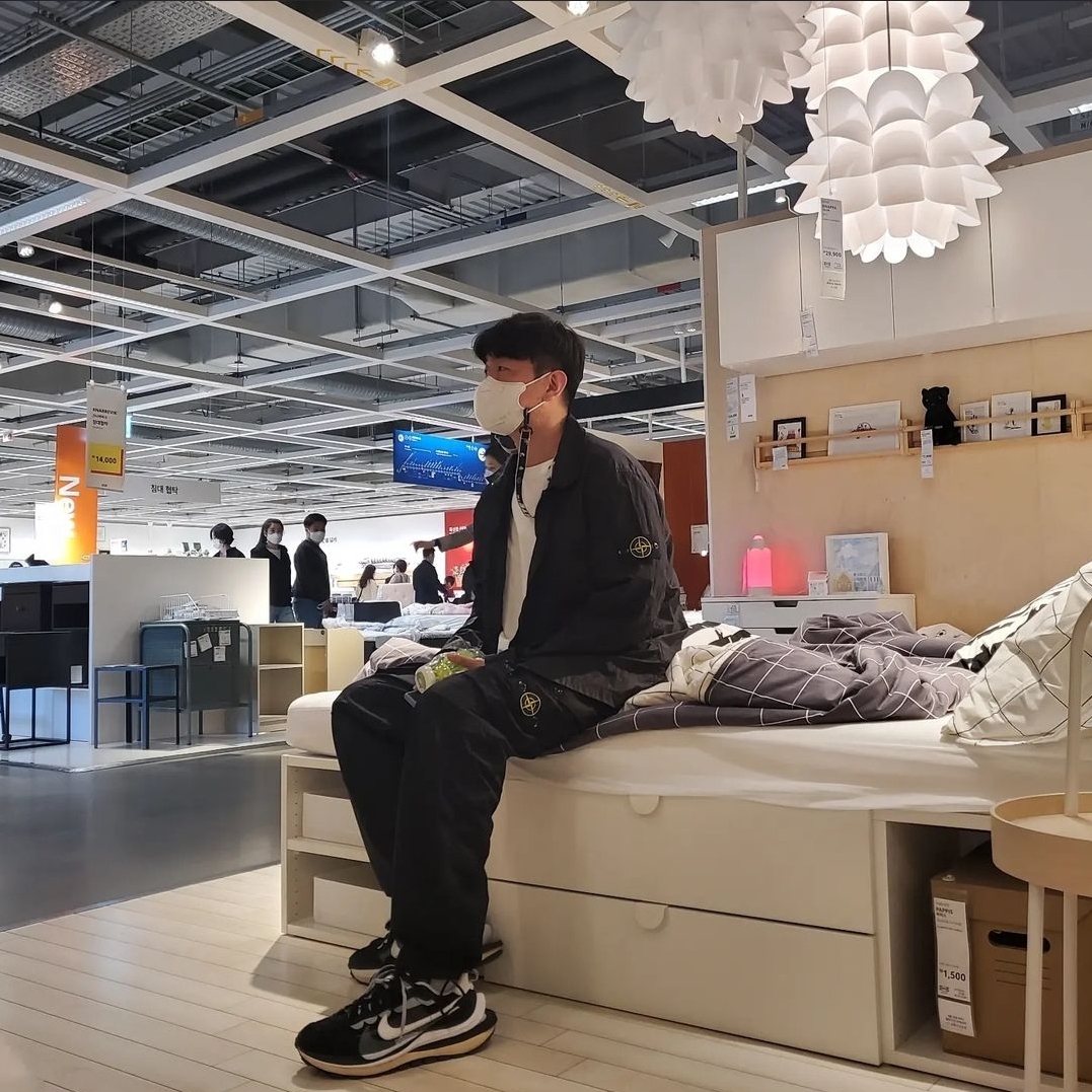 Stone Island 10919 Nylon Metal in Econyl Regenerated Nylon Overshirt Black -23SS, Nike x Travis Scott SB Dunk Low 착용 스타일 - 2