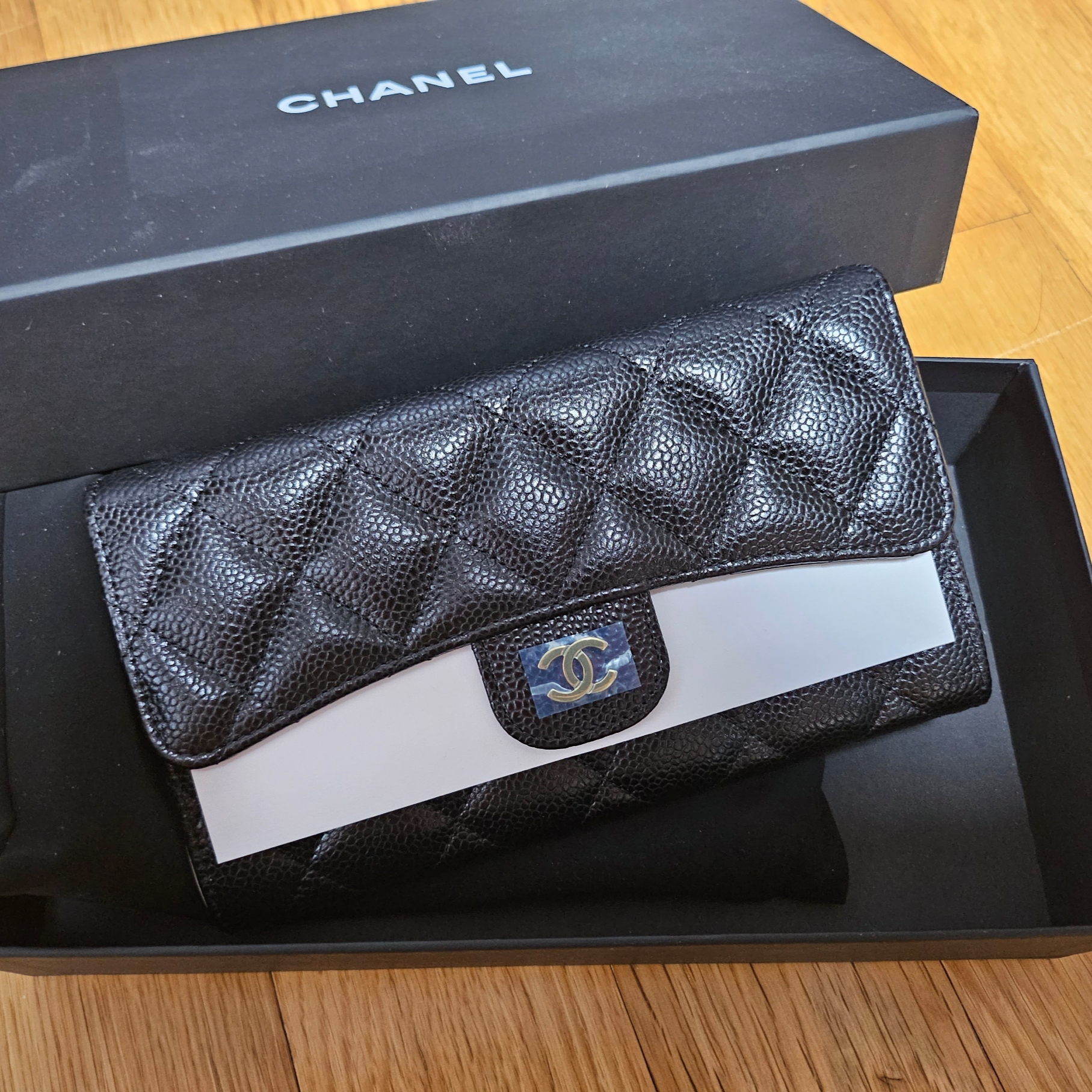 Chanel Classic Flap Wallet Grained Calfskin & Gold Black 착용 스타일 - 3