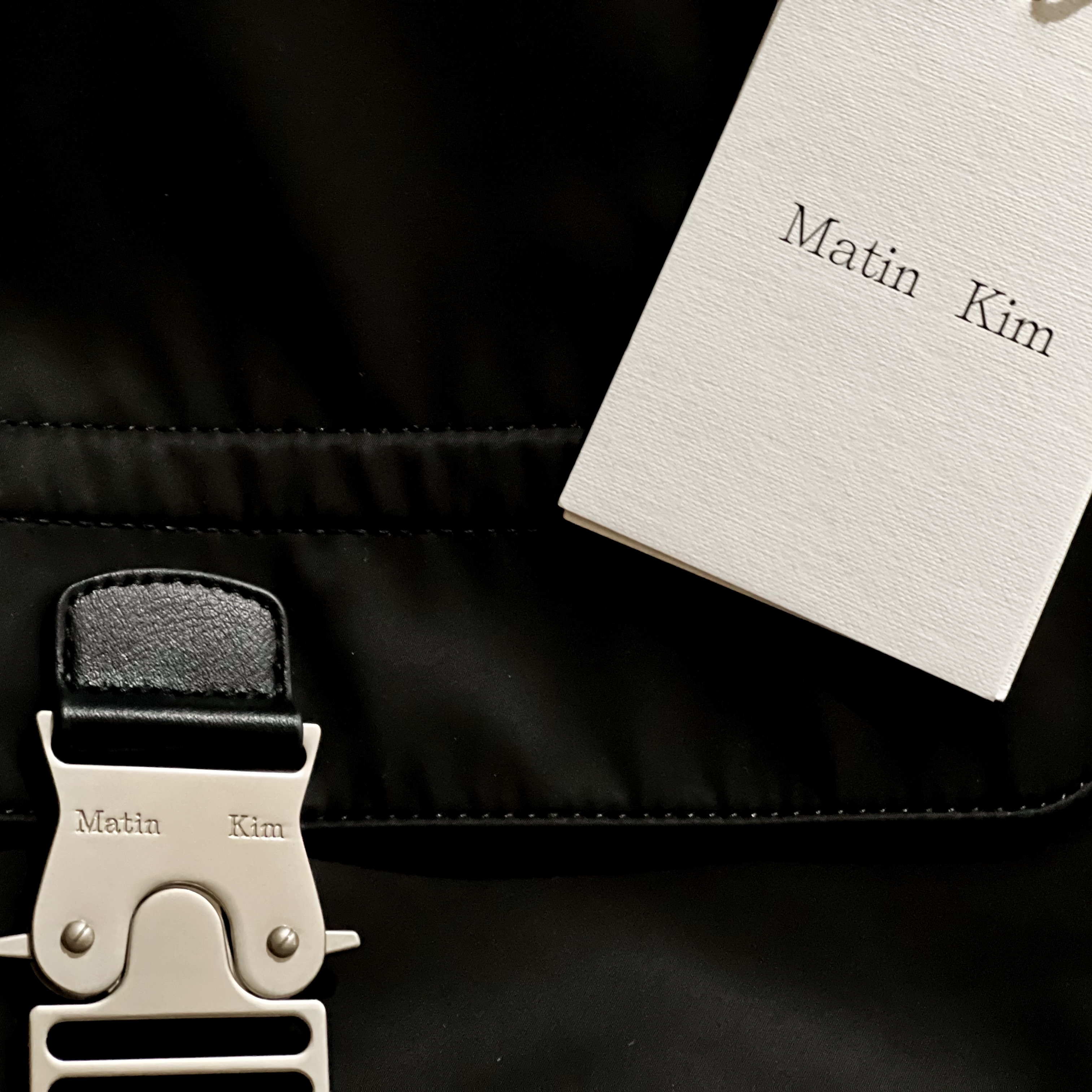 Matin Kim Buckle Bag Black 착용 스타일 - 3
