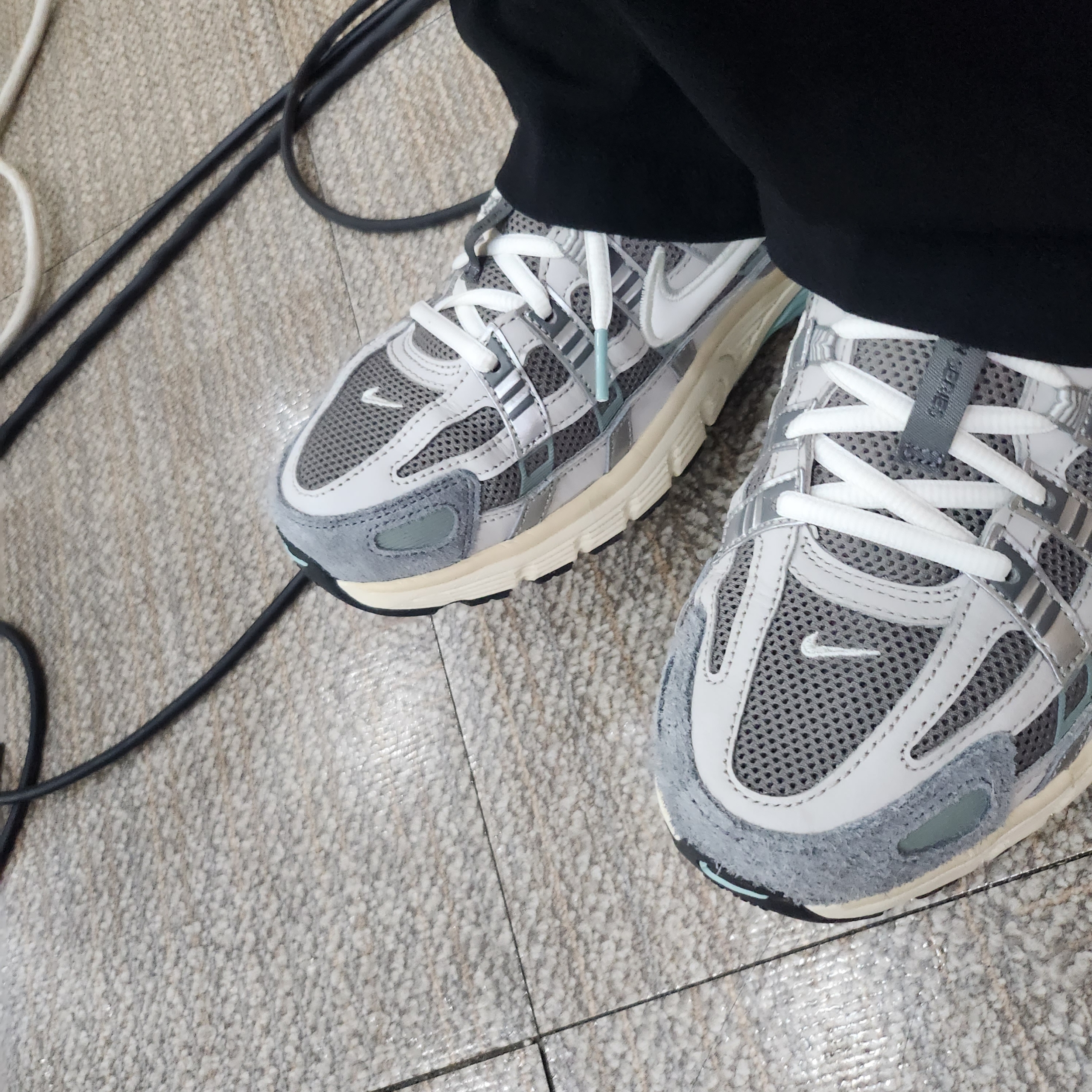 Nike P-6000 Flat Pewter Light Iron Ore 착용 스타일 - 3