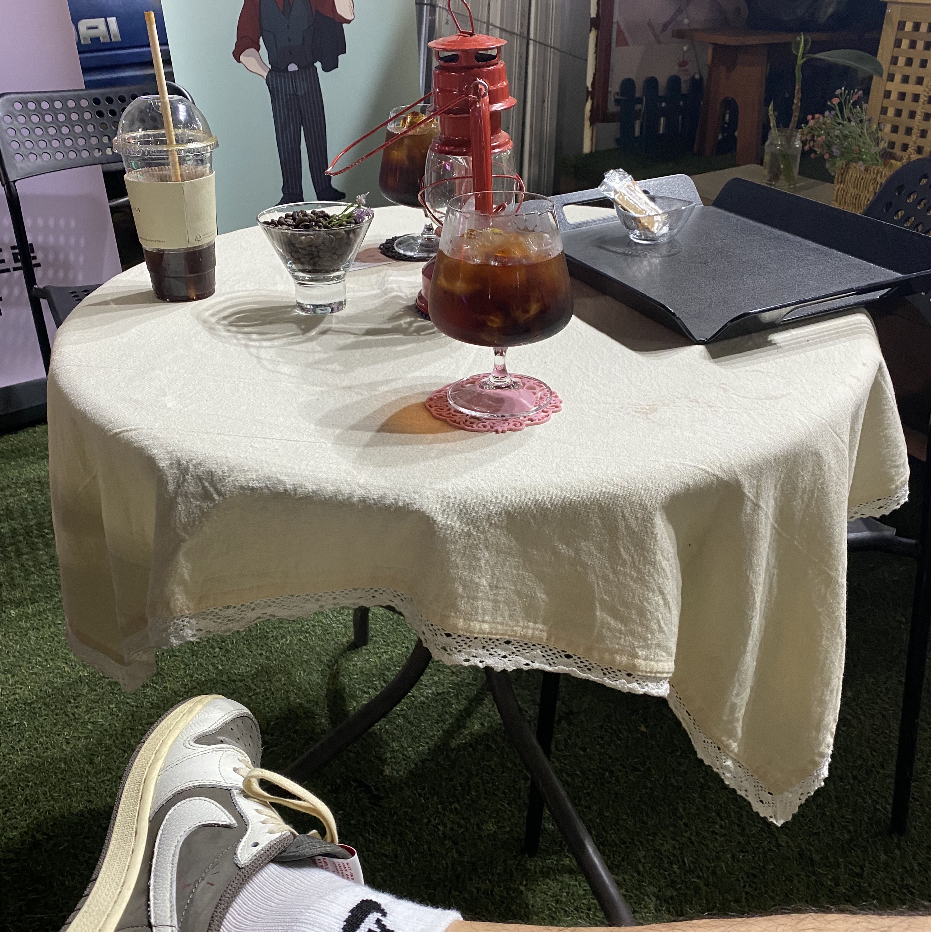Jordan 1 x Travis Scott Retro Low OG SP Sail and Ridgerock 착용 스타일 - 3