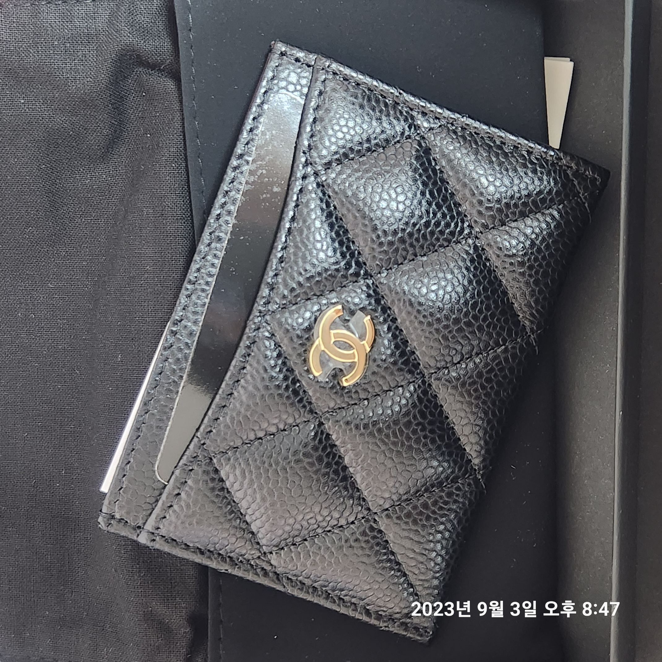 Chanel Classic Card Holder Grained Calfskin & Gold Black 착용 스타일 - 1