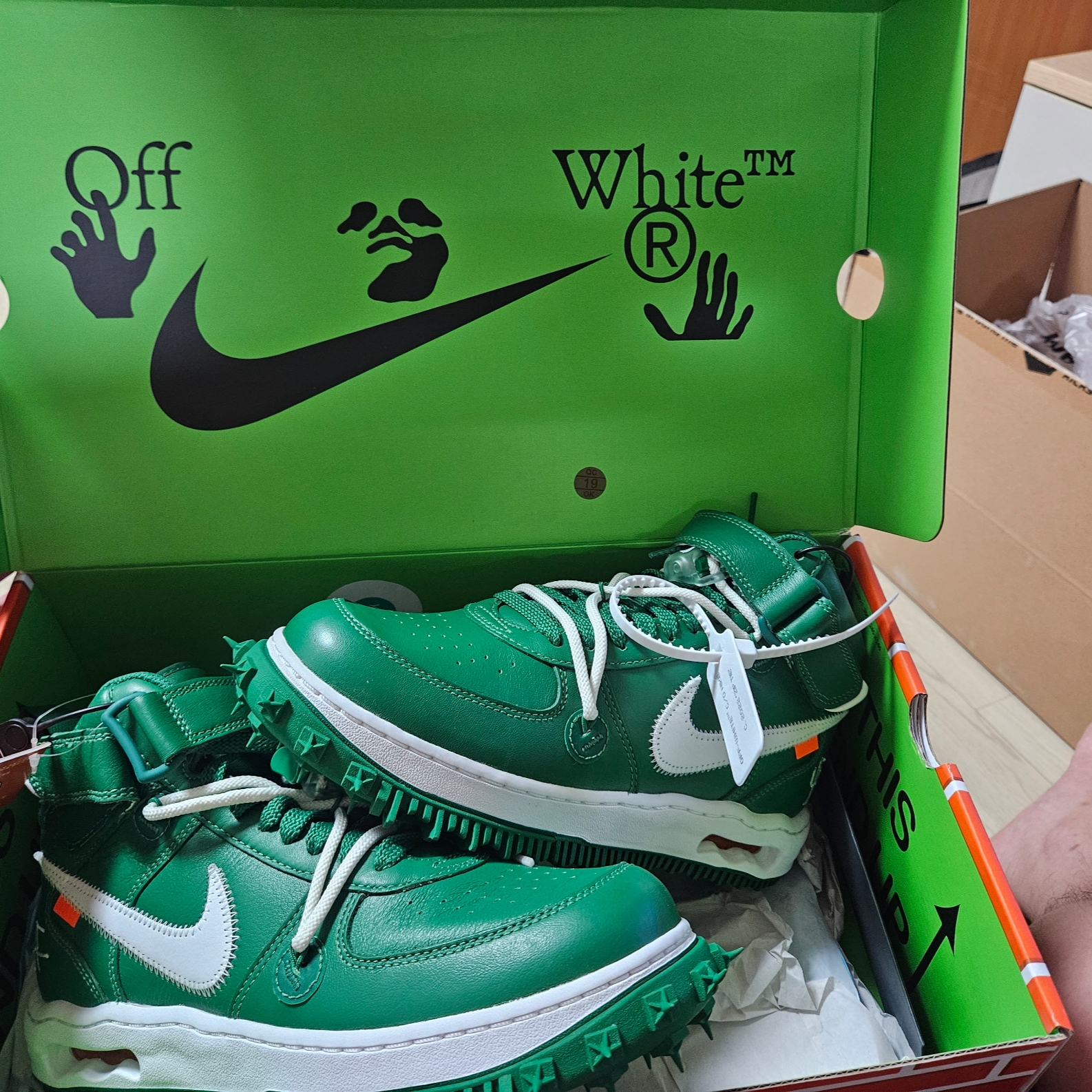 Nike x Off-White Air Force 1 Mid SP Leather Pine Green 착용 스타일